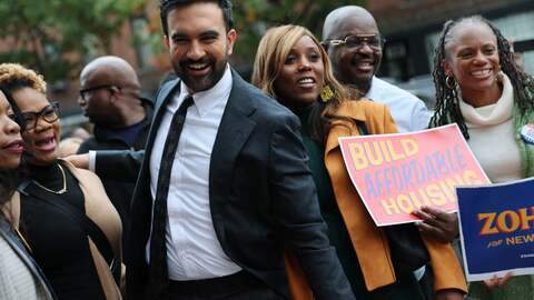 Burgemeesterskandidaat Zohran Mamdani op campagne in de wijk Brooklyn in New York.