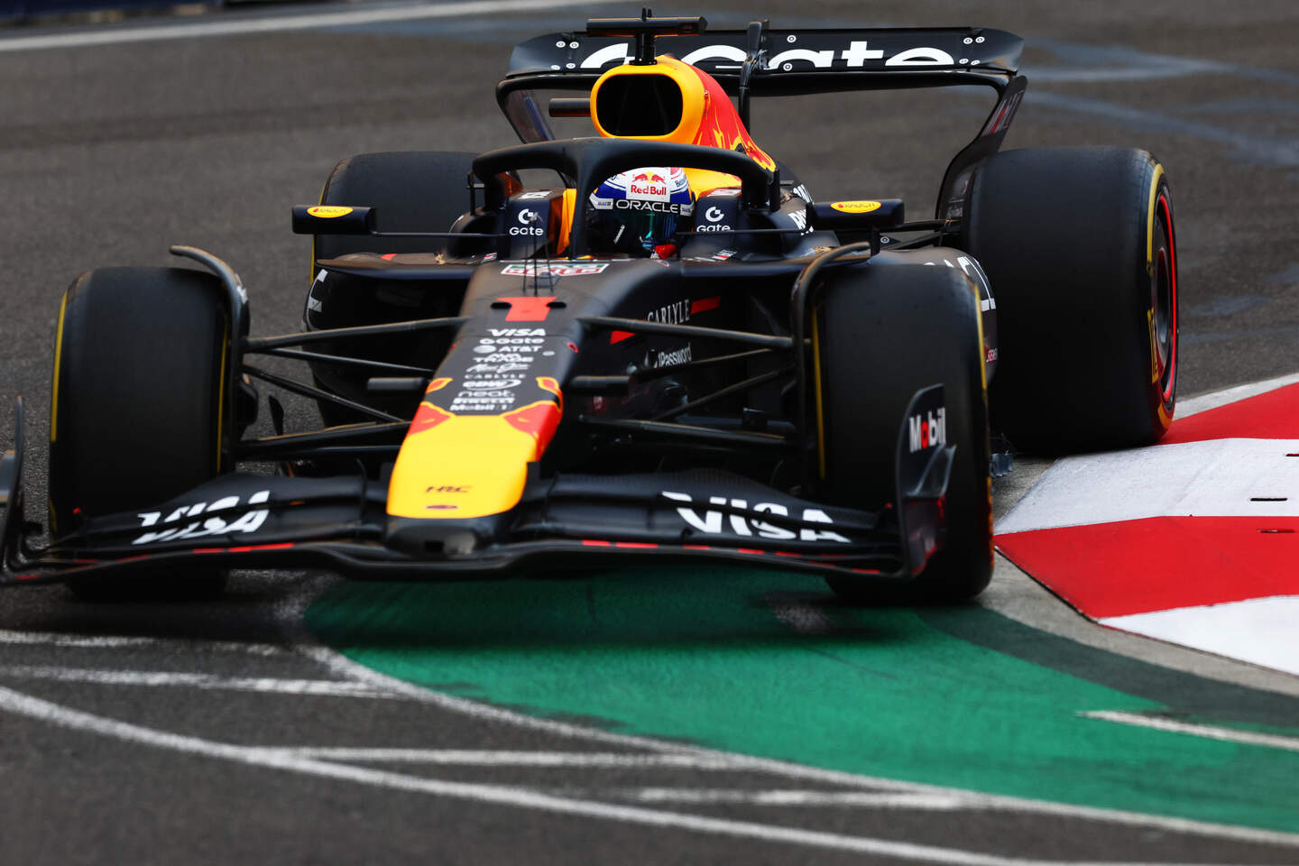 Max Verstappen maakt indruk in Baku. 