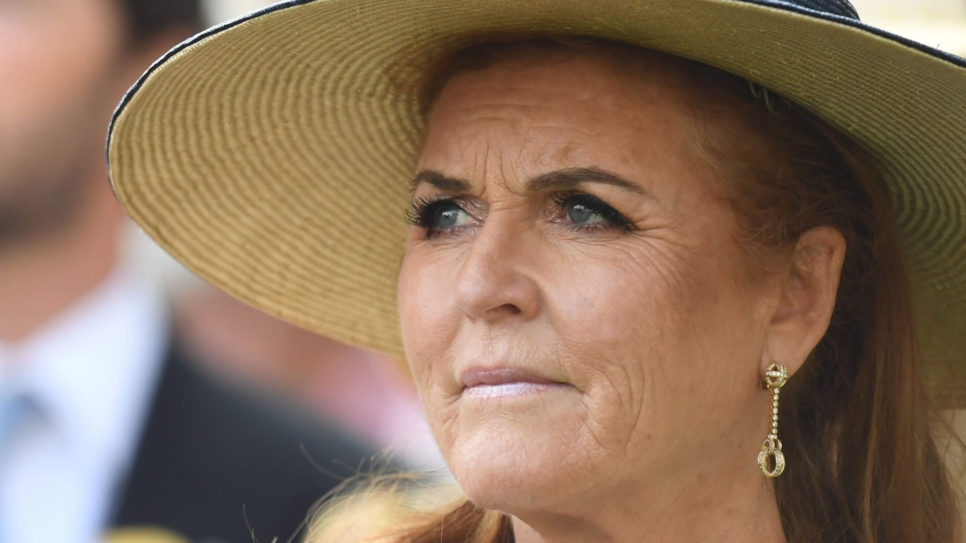 Nu haar Oostenrijkse toevluchtsoord is uitgelekt, ’smeekt’ Sarah Ferguson vrienden om een slaapplek: bij wie kan gevallen ex-hertogin nog aankloppen?