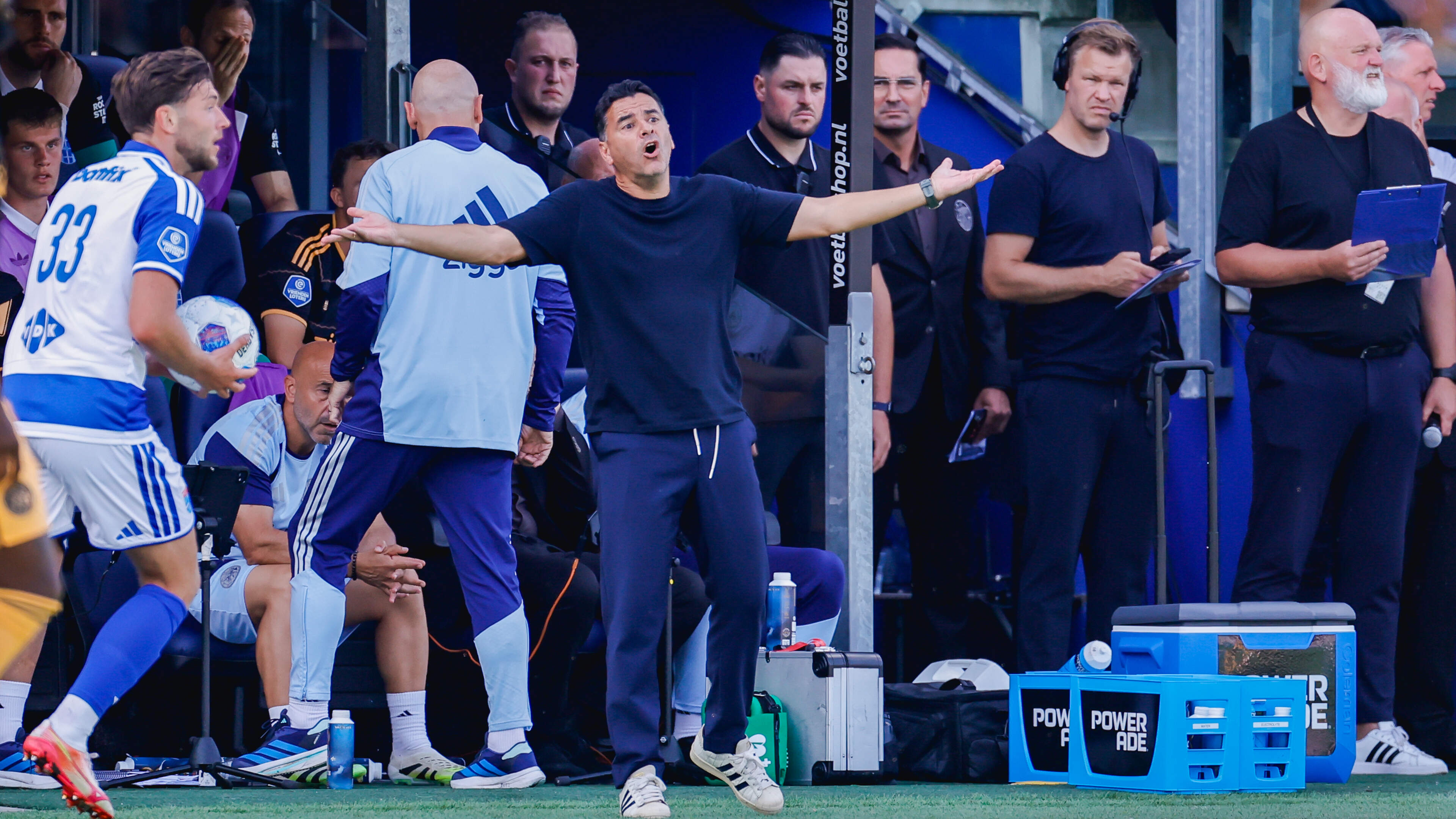 Ajax-trainer Michel Sanchez kan Mika Godts niet missen: ’We hebben hem nodig’