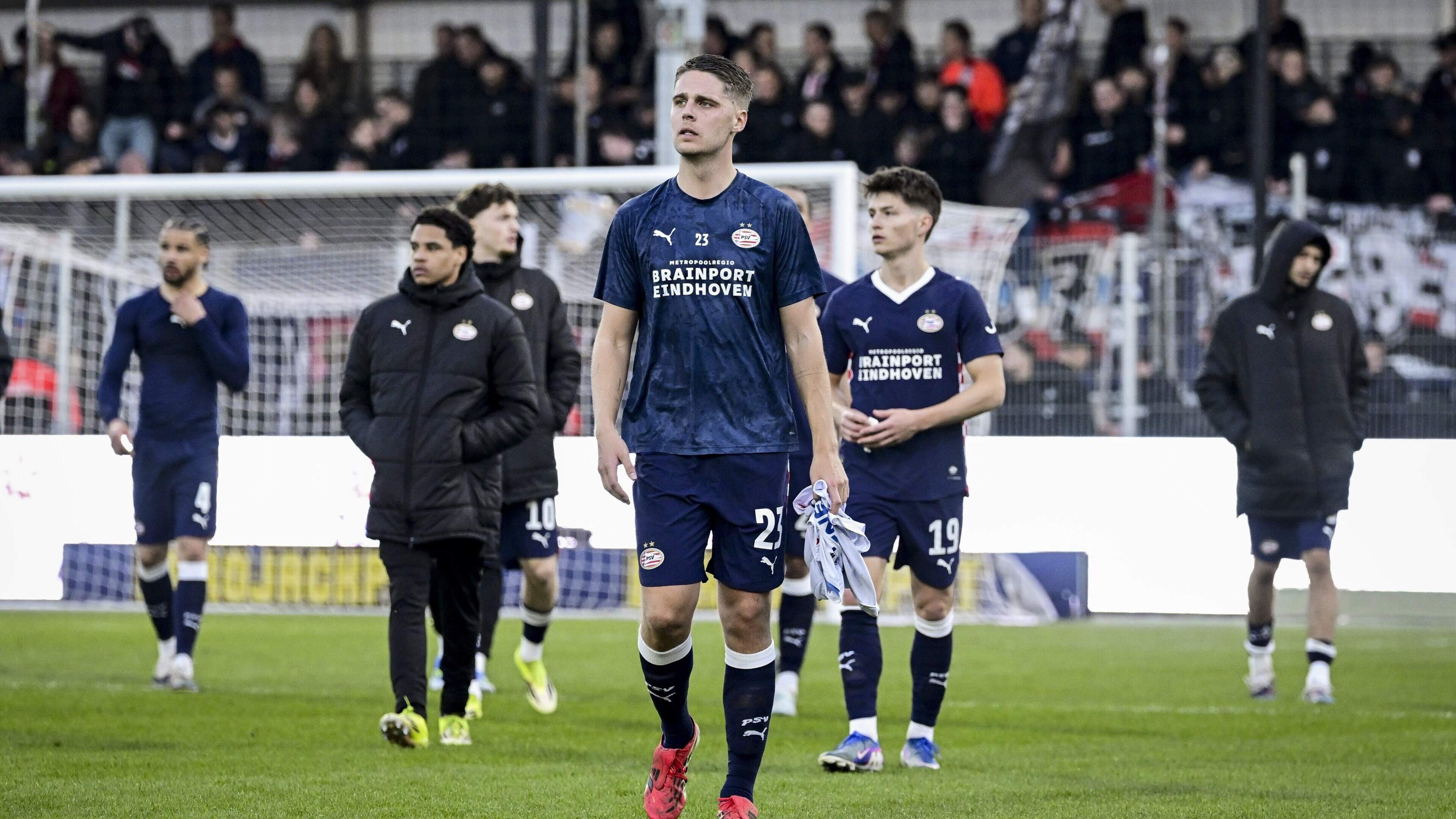 PSV-trainer Peter Bosz vindt niet dat struikelpartijen glans van titel afhalen: ’Daar moet ik om lachen’