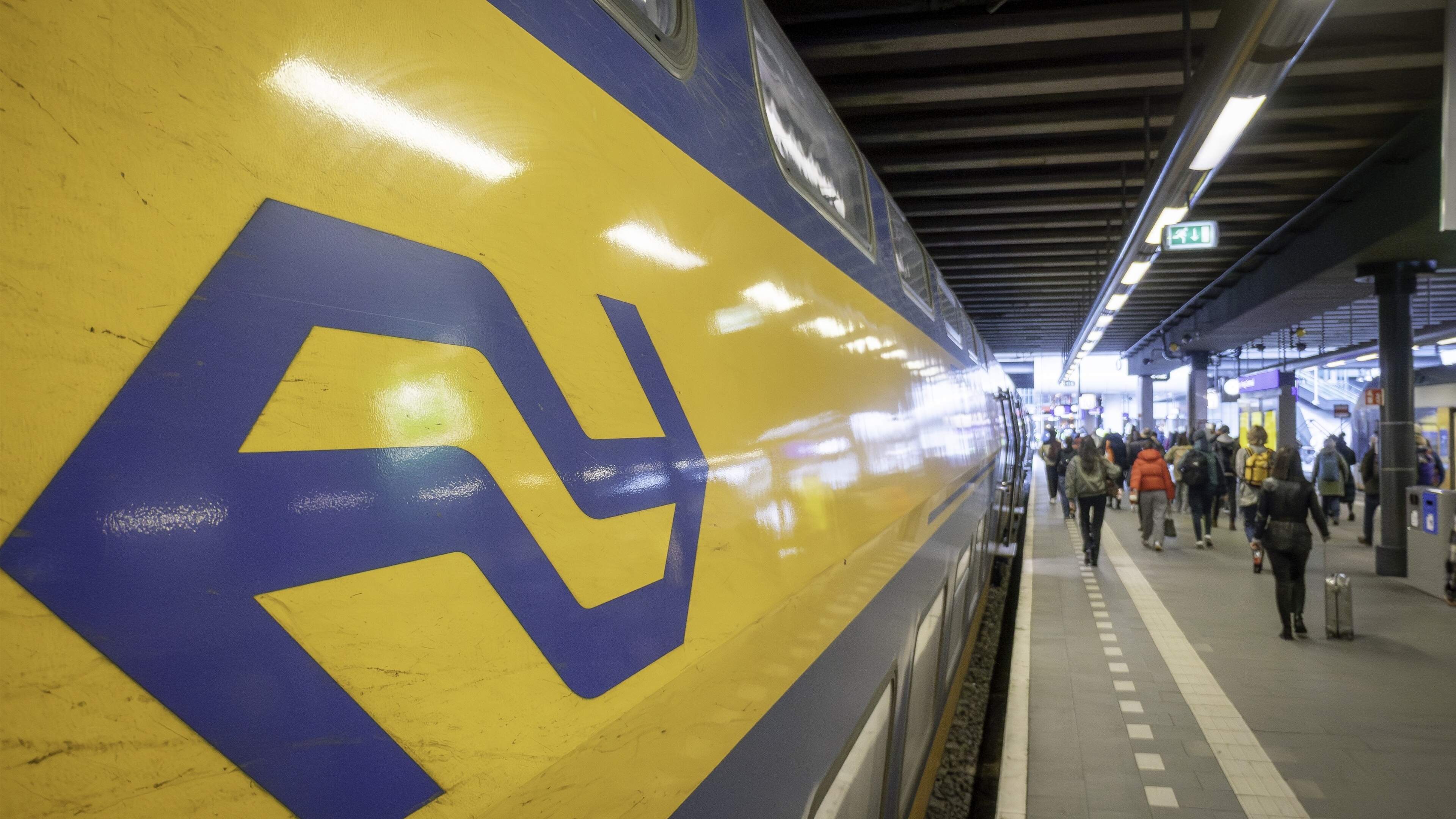 Treinverkeer van en naar Den Haag Centraal stilgelegd door demonstranten op het spoor