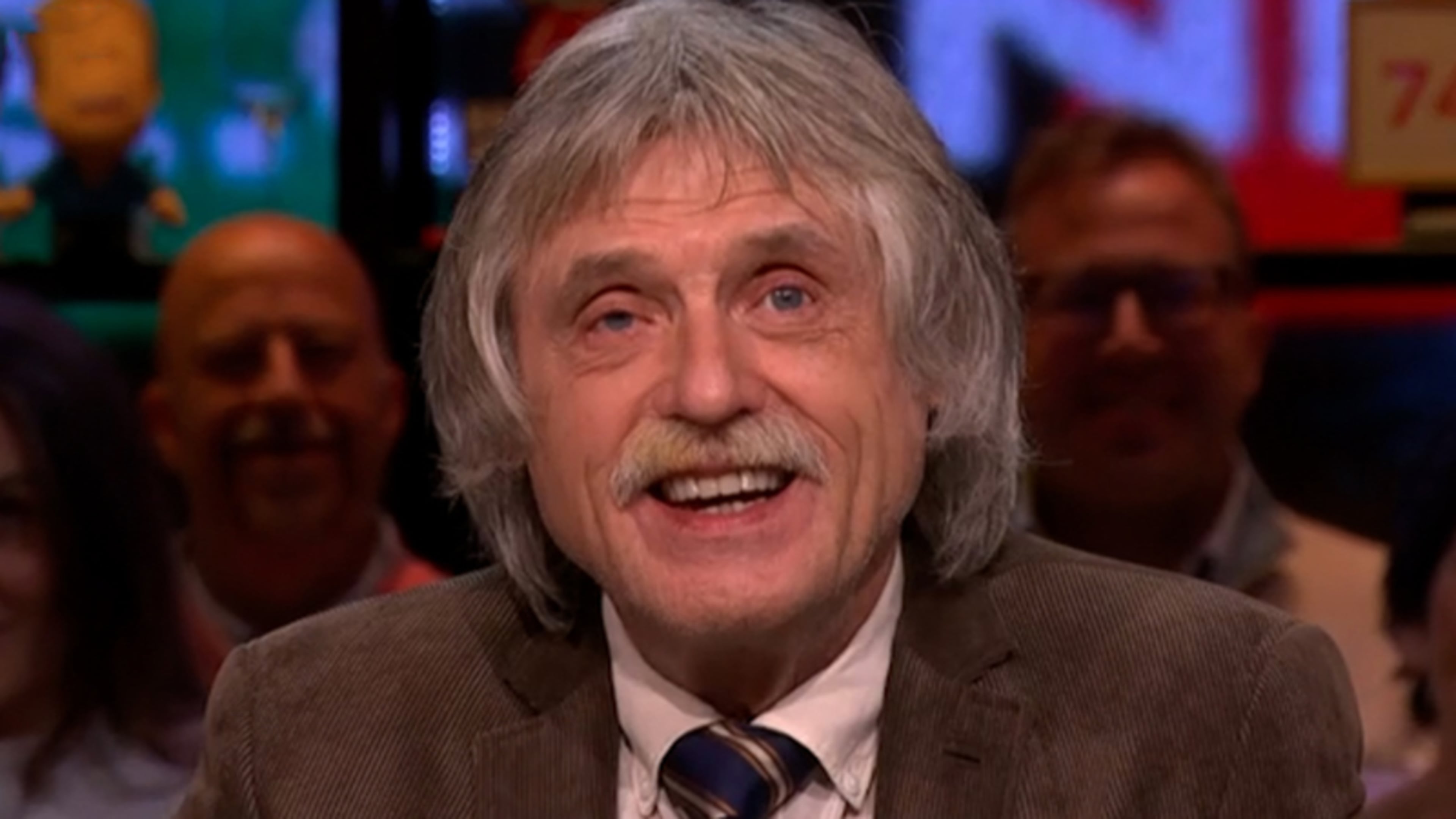 Johan Derksen wordt verrast met FaceTime-gesprek