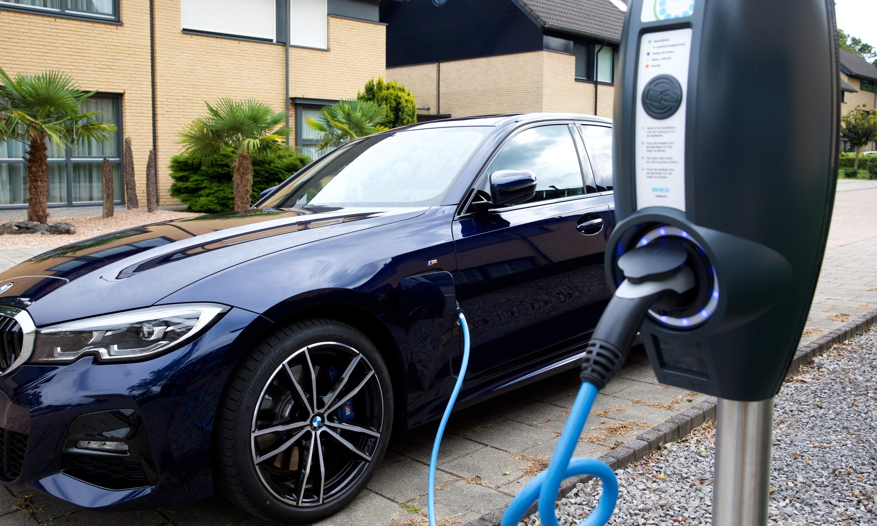 Laadkabelknippers teisteren de elektrische automarkt: vandalen en koperdieven slaan steeds vaker toe tijdens laadsessies