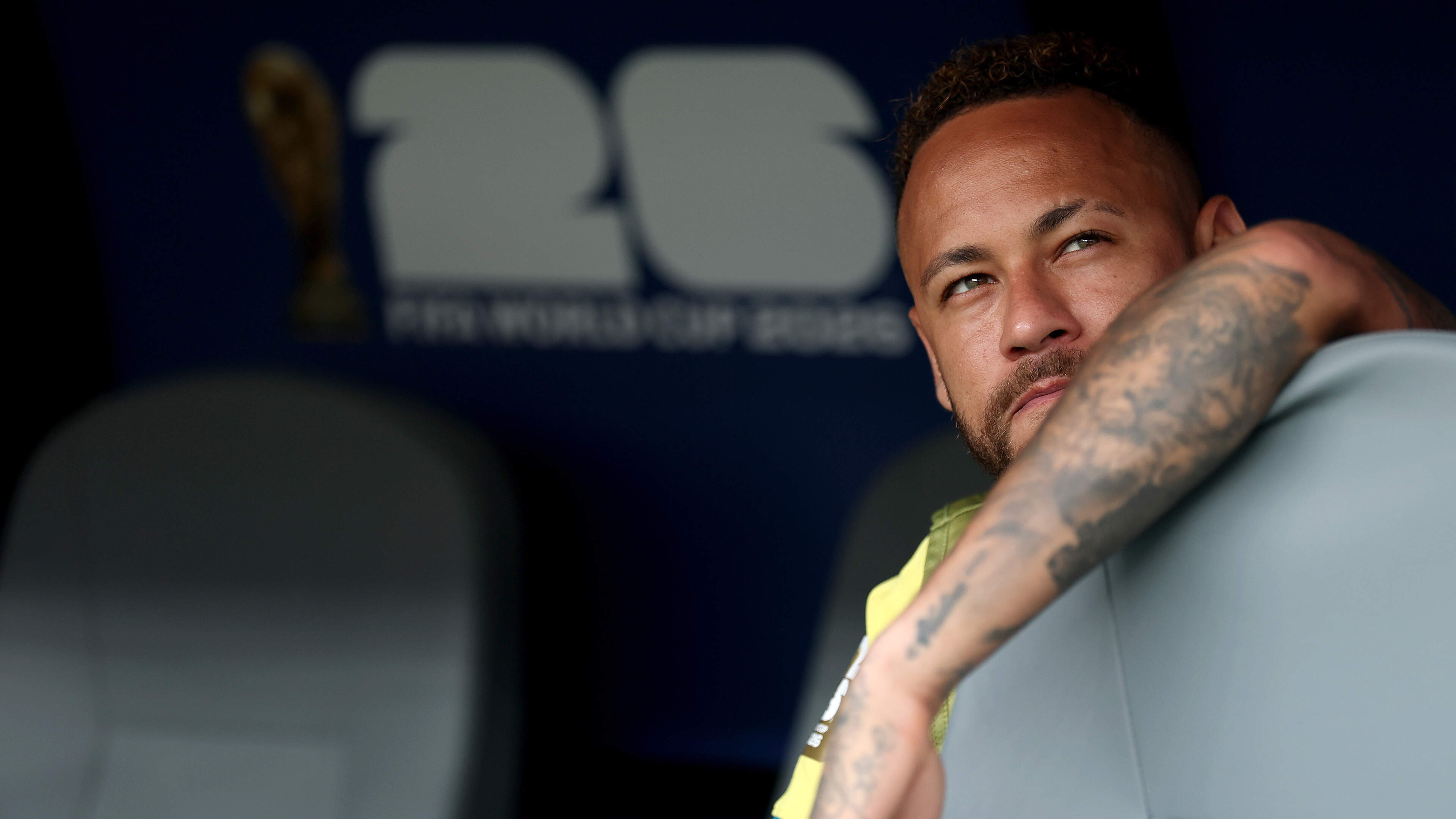VIDEO Neymar na dramatische WK-uitschakeling Brazilië in scootmobiel gespot in attractiepark
