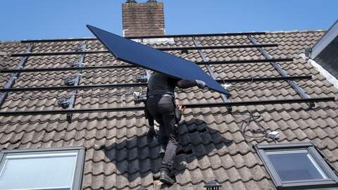 De terugleverkosten voor te veel opgewekte stroom via zonnepanelen zijn mogelijk tegen de regels. 