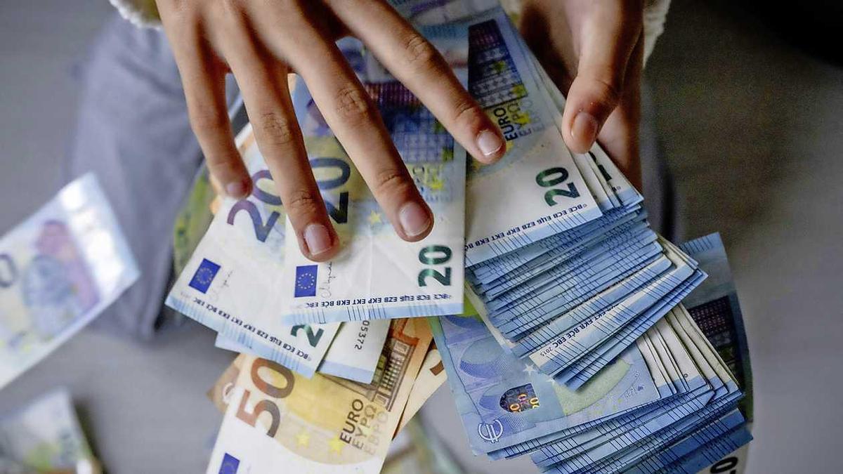 NSC, PVV en BBB willen grens voor contante betalingen naar 10.000 euro: 'Onnodige verdachtmaking van cash geld' | De Telegraaf