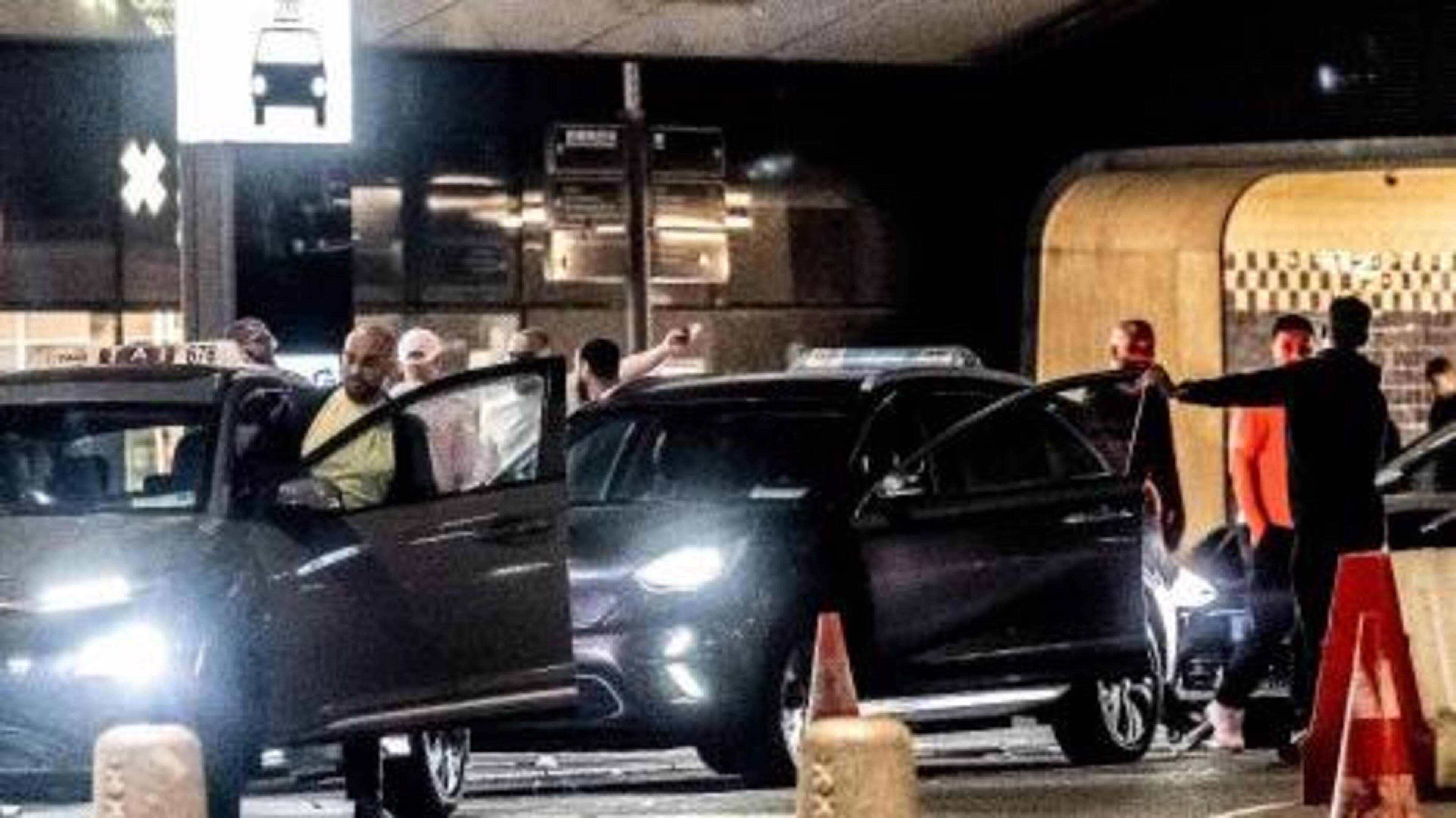 Amsterdamse taxibranche luidt noodklok om fraude: chauffeurs hanteren ’handremmethode’ om exorbitante prijs te kunnen rekenen