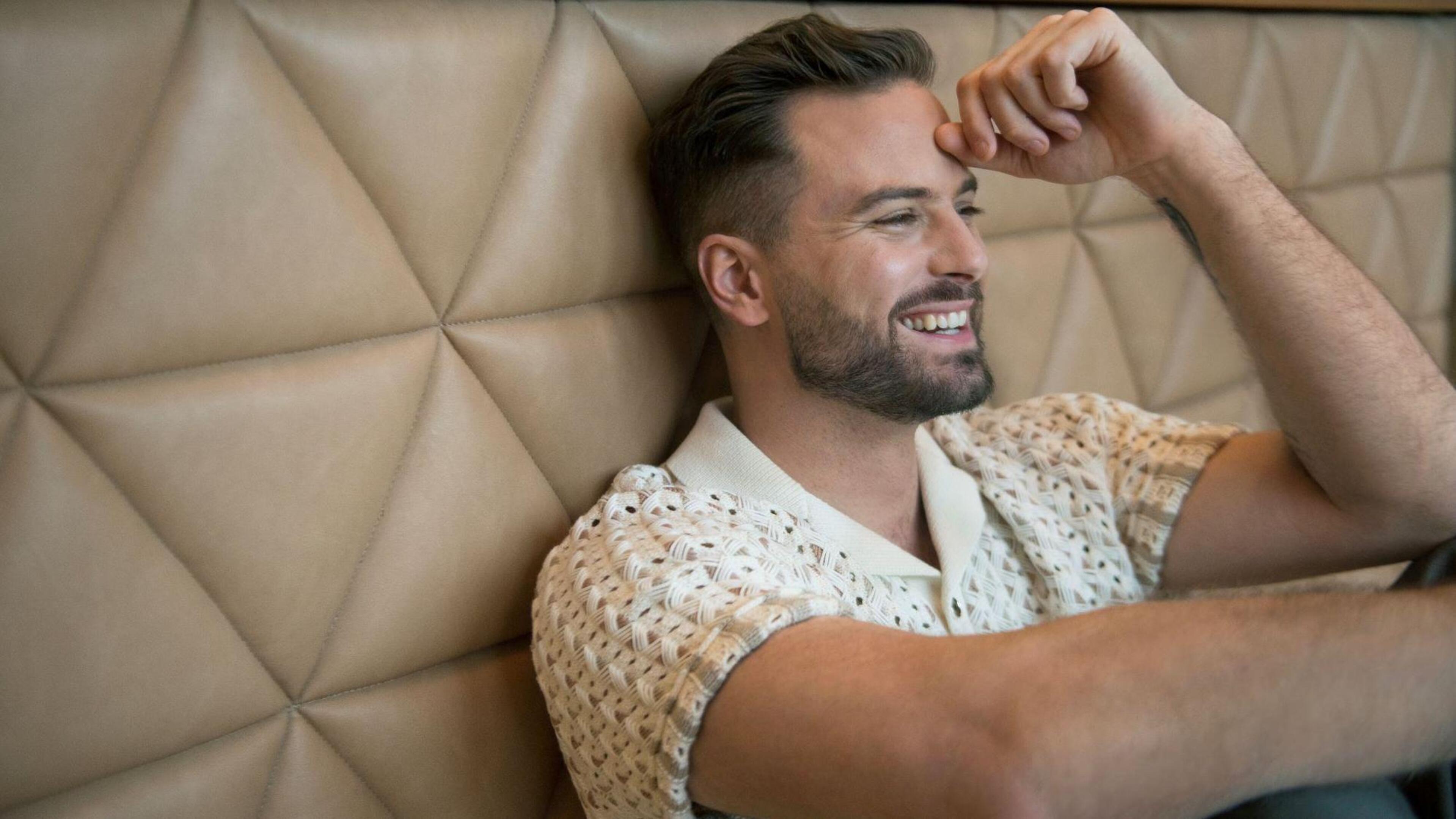 Jim Bakkum (37): ’Ik moet Bettina vaak aan haar haren naar mijn shows en films trekken’