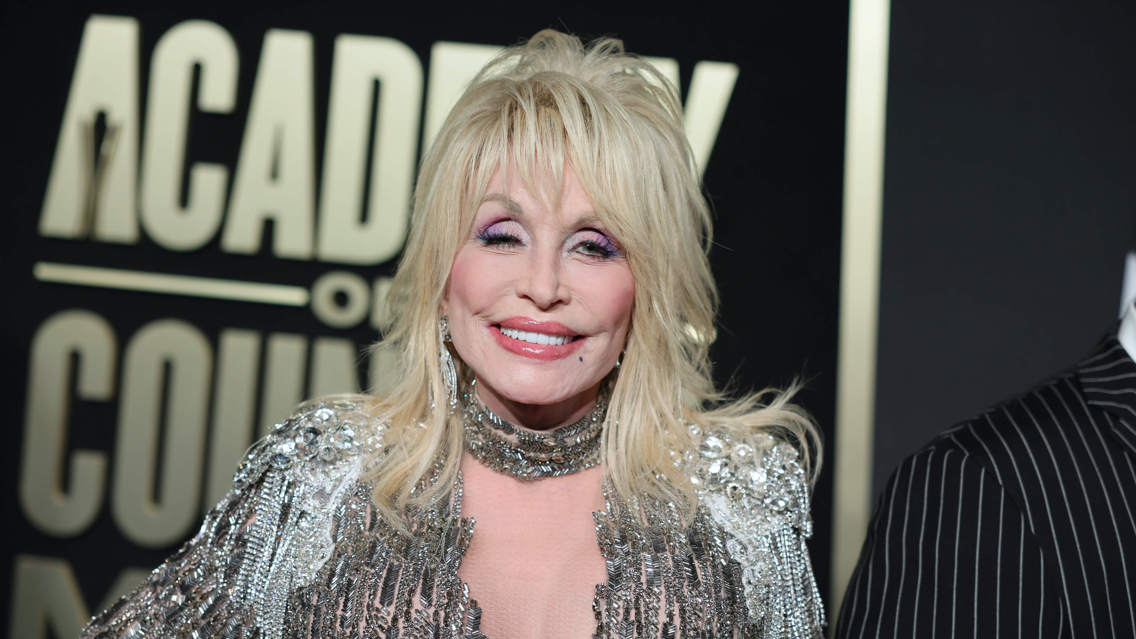 Overleden zangeres Dolly Parton (80) leed kort aan kanker: ’Vredig ingeslapen’