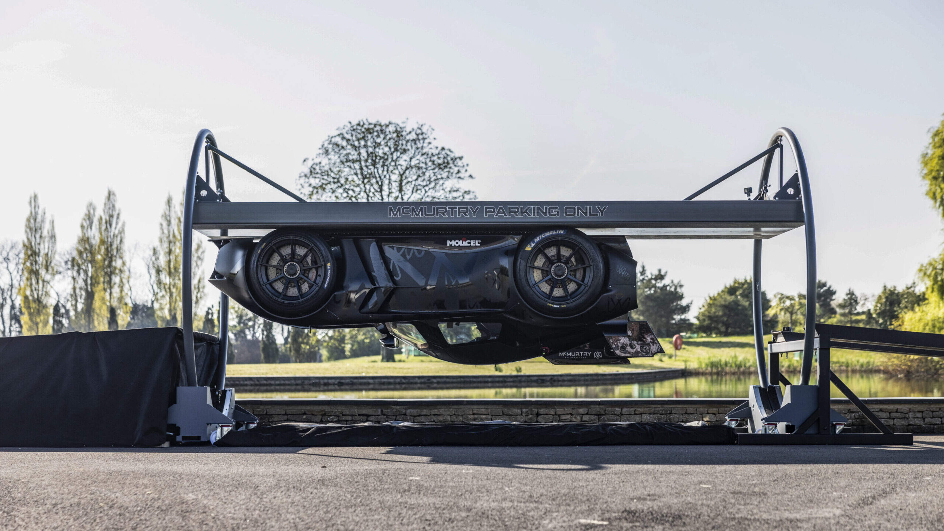 Eindelijk te koop: een auto waarmee je letterlijk ondersteboven kunt rijden