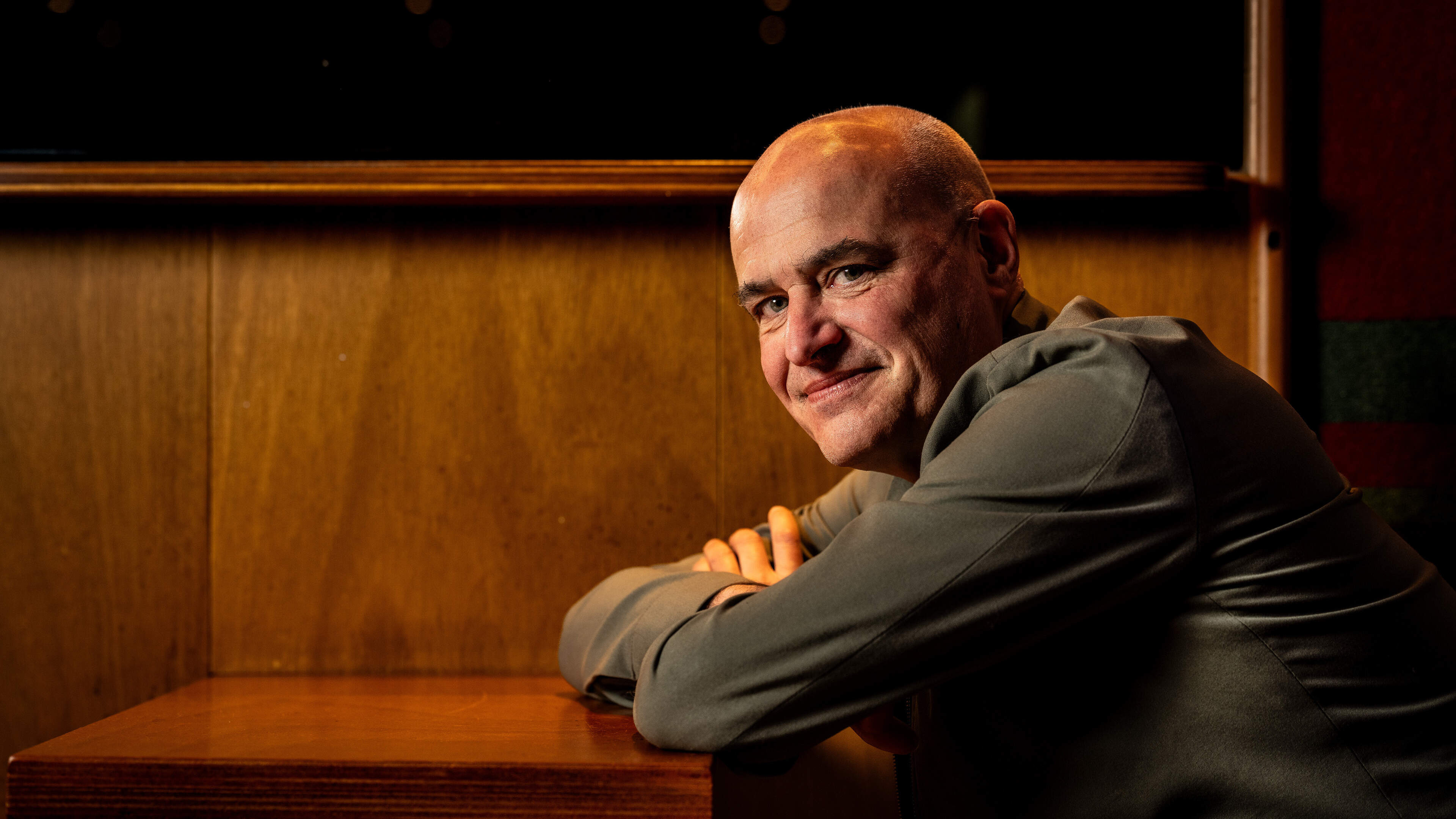 Mark Koster dompelde zich onder in omroepwereld vol baasjes, graaiers en ego’s: ’De VPRO is het ergst, die zijn echt verschrikkelijk’