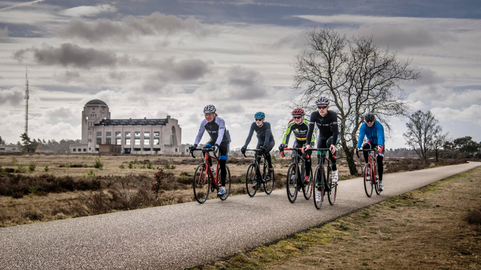 Op de Veluwe leidt de route langs het imposante Radio Kootwijk.