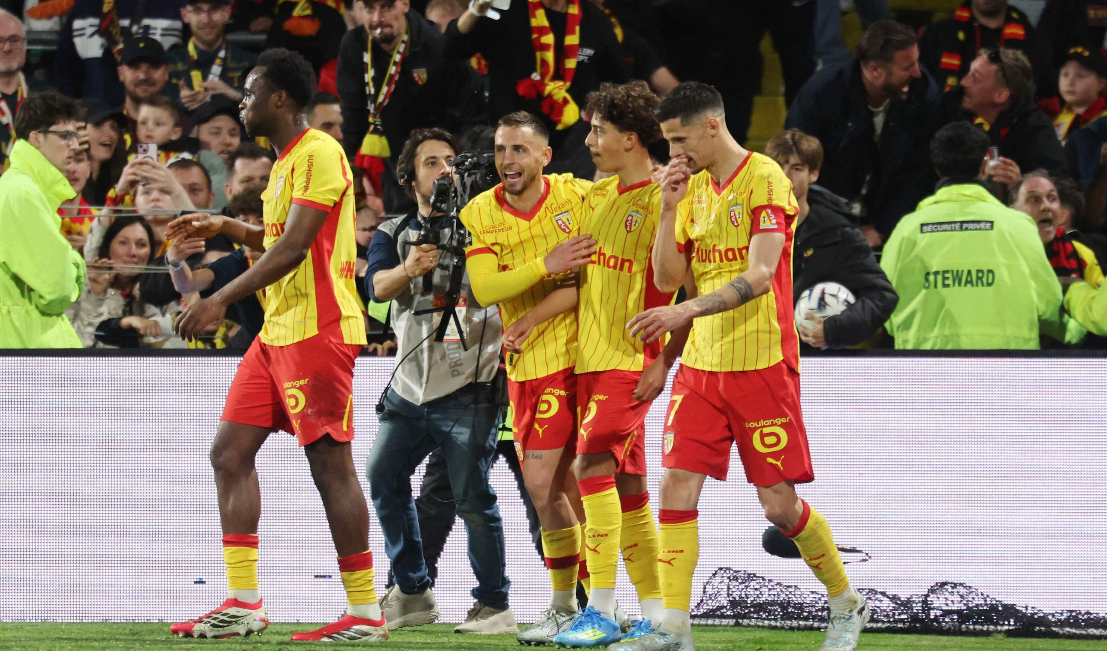 RC Lens houdt vijf dagen voor potentiële kraker druk op Paris Saint-Germain dankzij treffer van 16-jarige