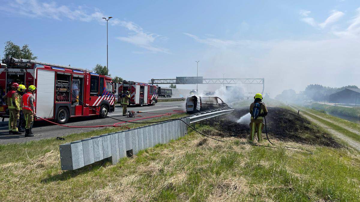 Ruim 800 kilometer file op Nederlandse wegen, auto in brand langs langs de A5