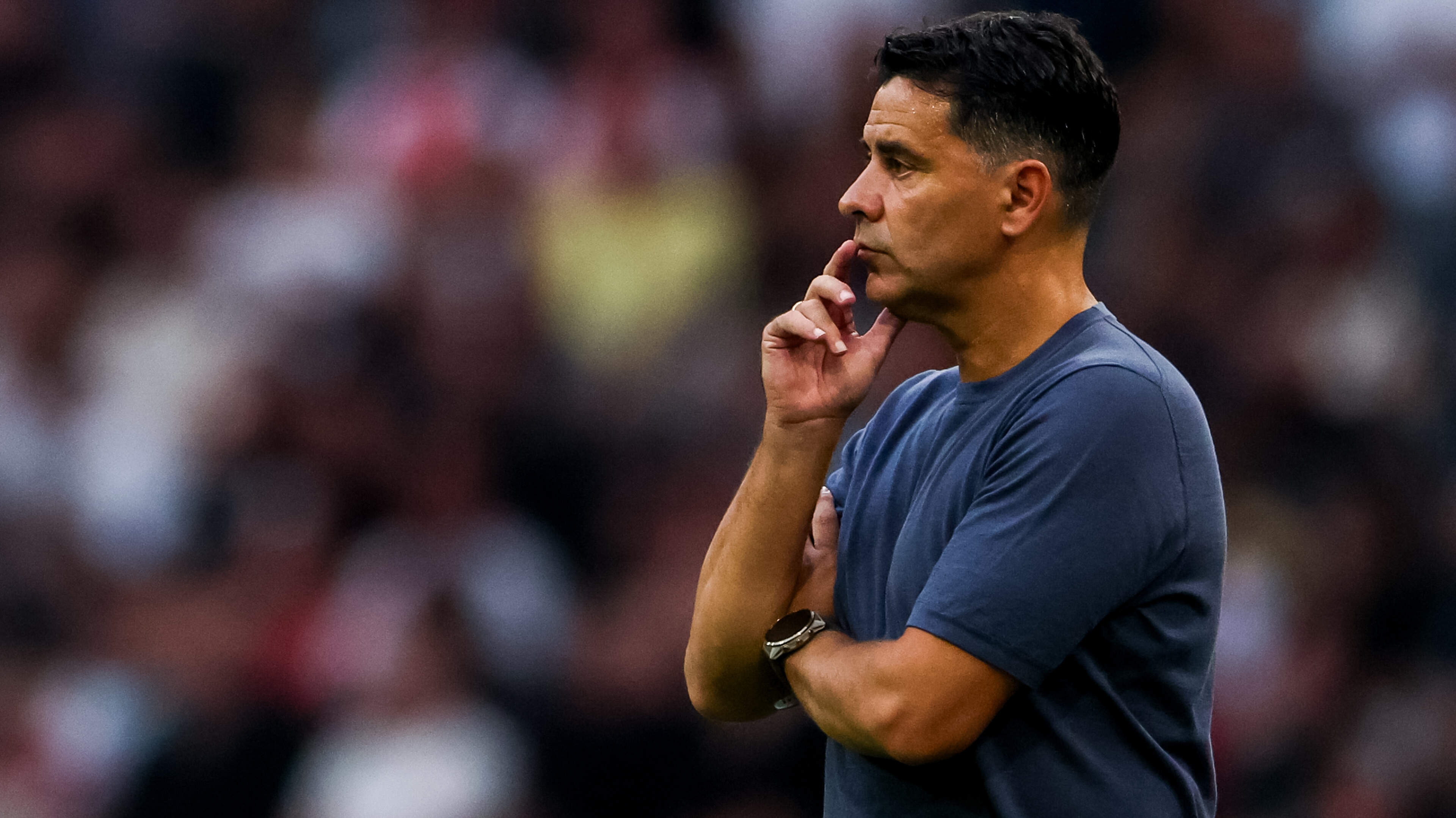 Ajax-trainer Michel verdedigt ongelukkig ingevallen Marcos Leonardo en hoopt dat Mika Godts blijft: ’We hebben hem nodig’
