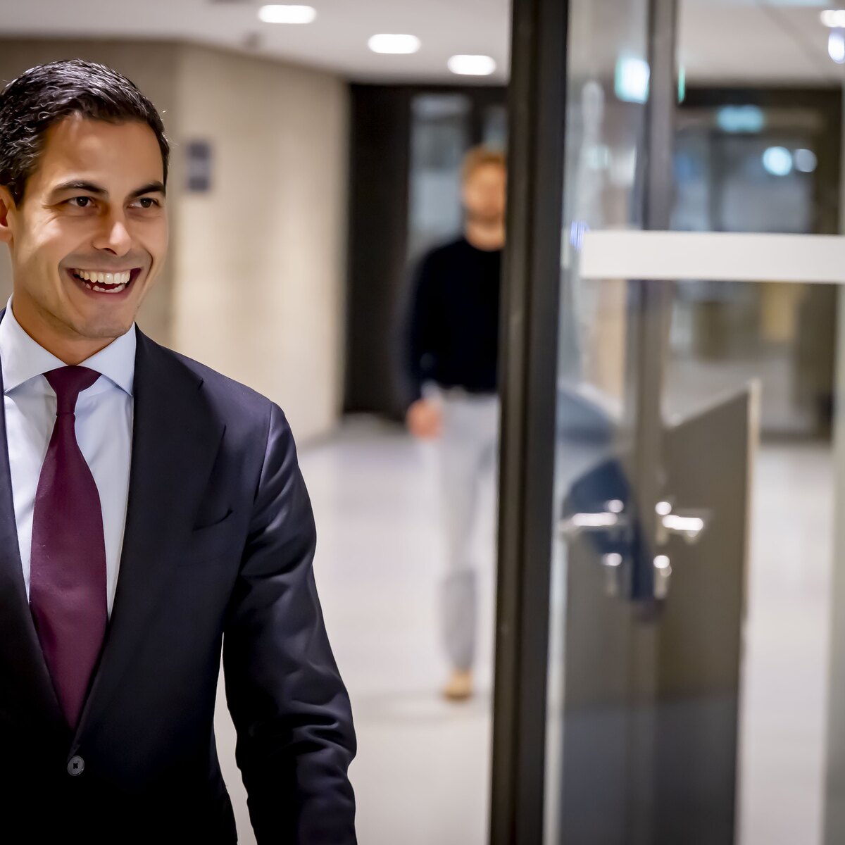 D66-leider Rob Jetten reageert in het Tweede Kamergebouw uitgelaten op de verkiezingswinst van de partij.   