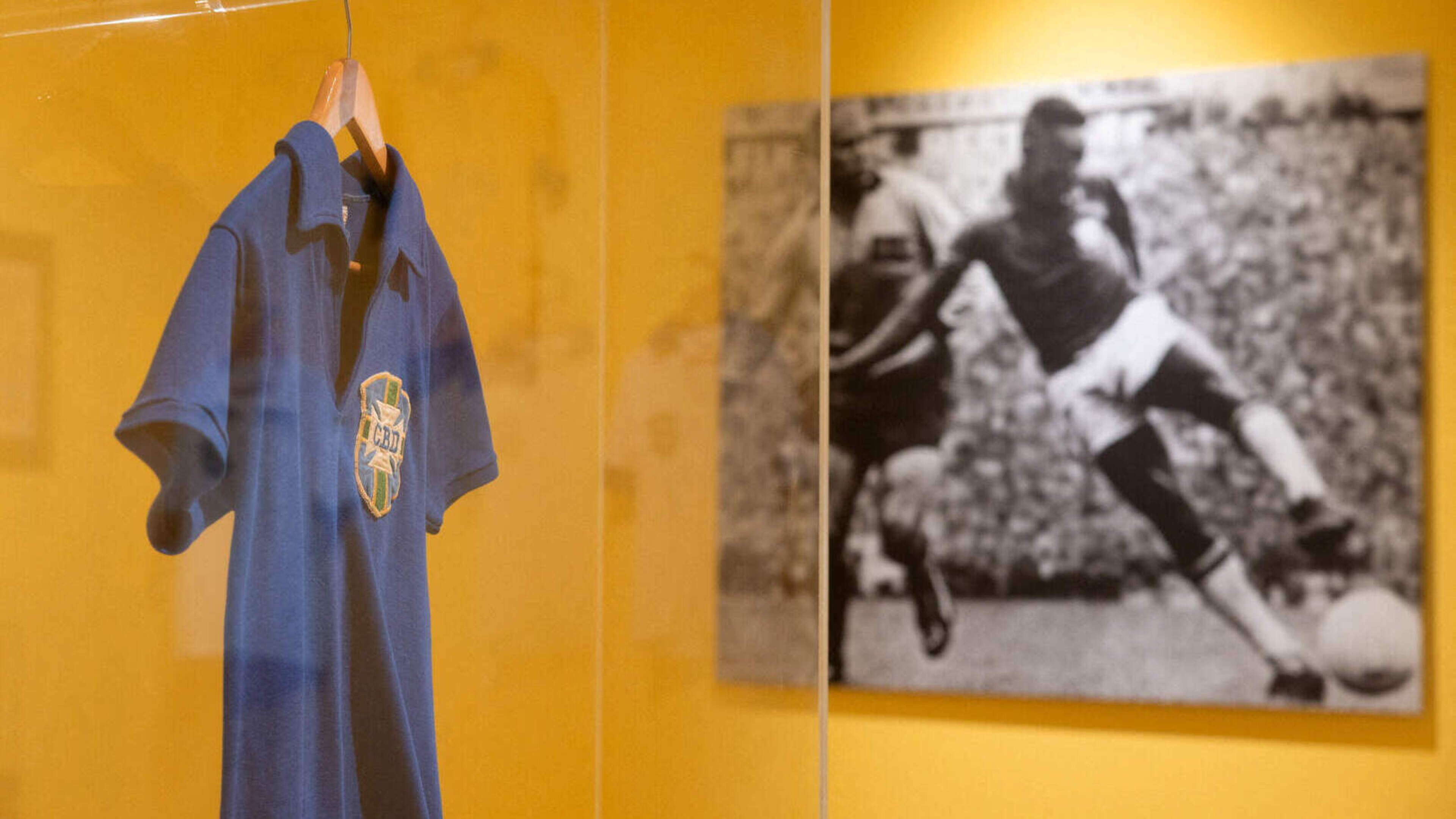 Een van de duurste voetbalshirts ooit van de Braziliaanse legende Pelé geveild
