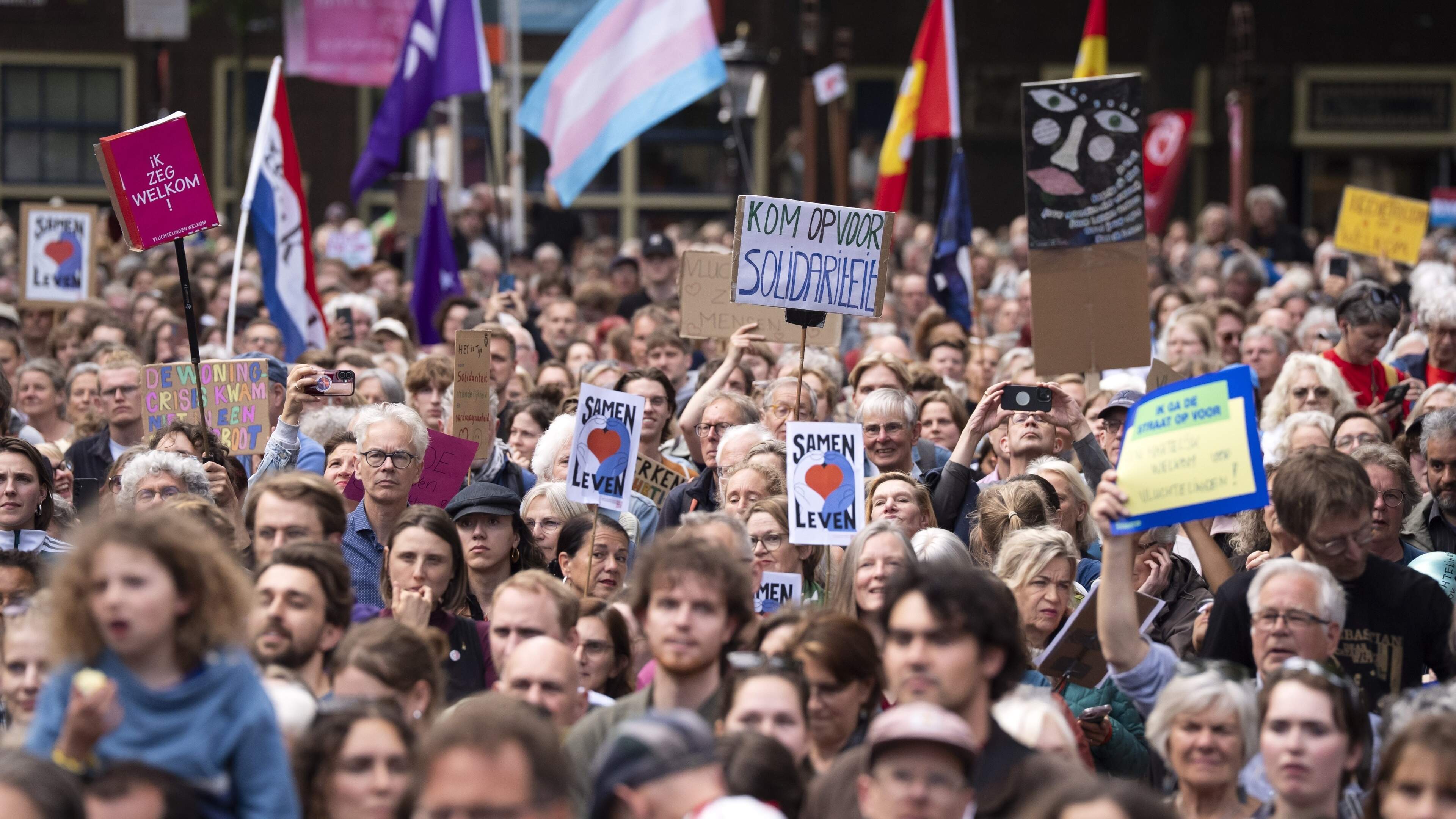 Protest tegen anti-azc-geweld bereikt Jaarbeursplein met duizenden