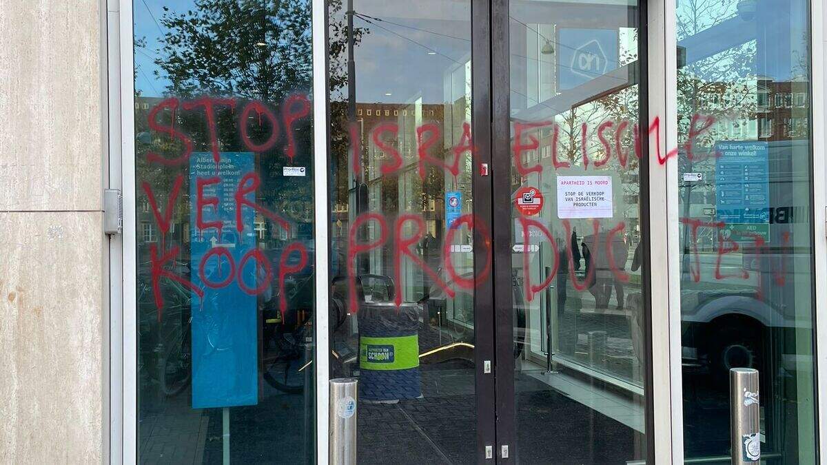 アルバート・ハインの支店が親パレスチナ活動家によって汚され、接着剤で封鎖される