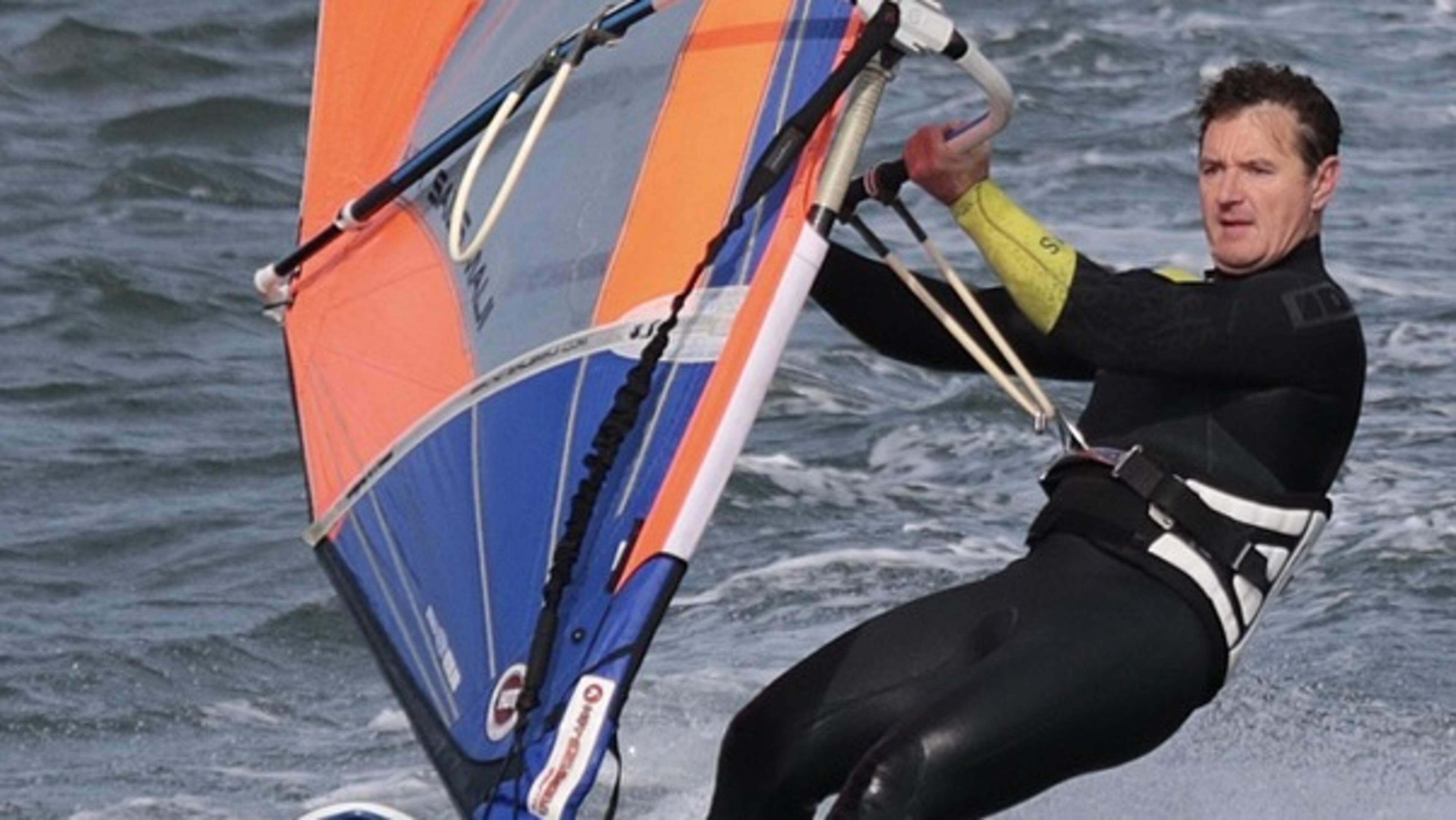 Franck (57) geeft duizenden euro’s per jaar uit aan windsurfen: ’Ik wil grens van 60 km/u doorbreken’