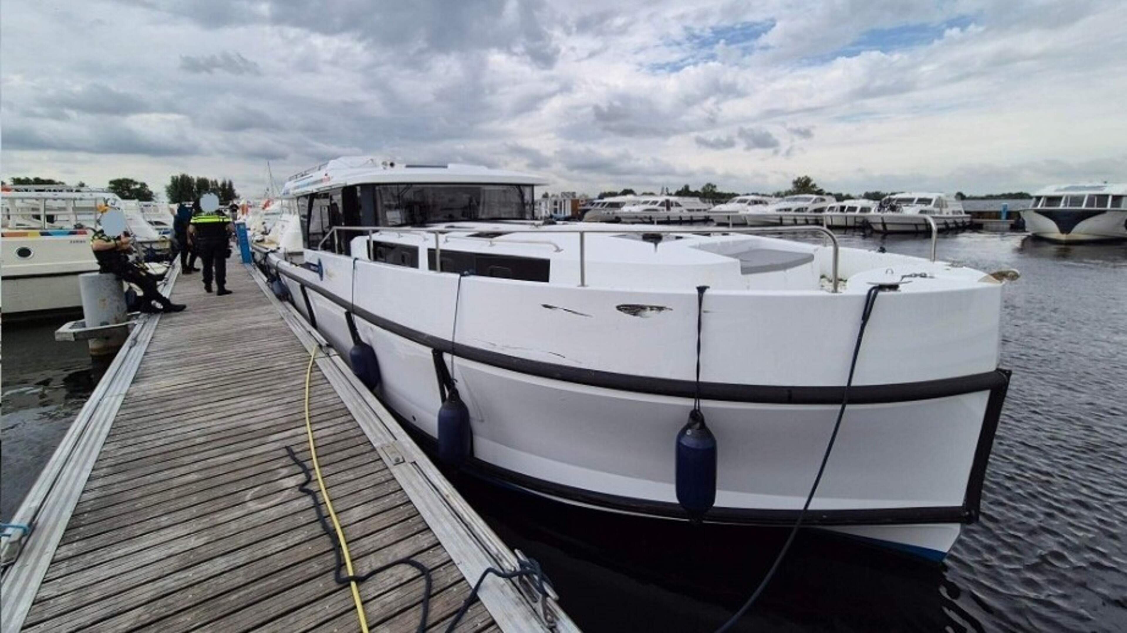 Man steelt splinternieuwe boot van half miljoen euro en ramt andere boten in haven Vinkeveen