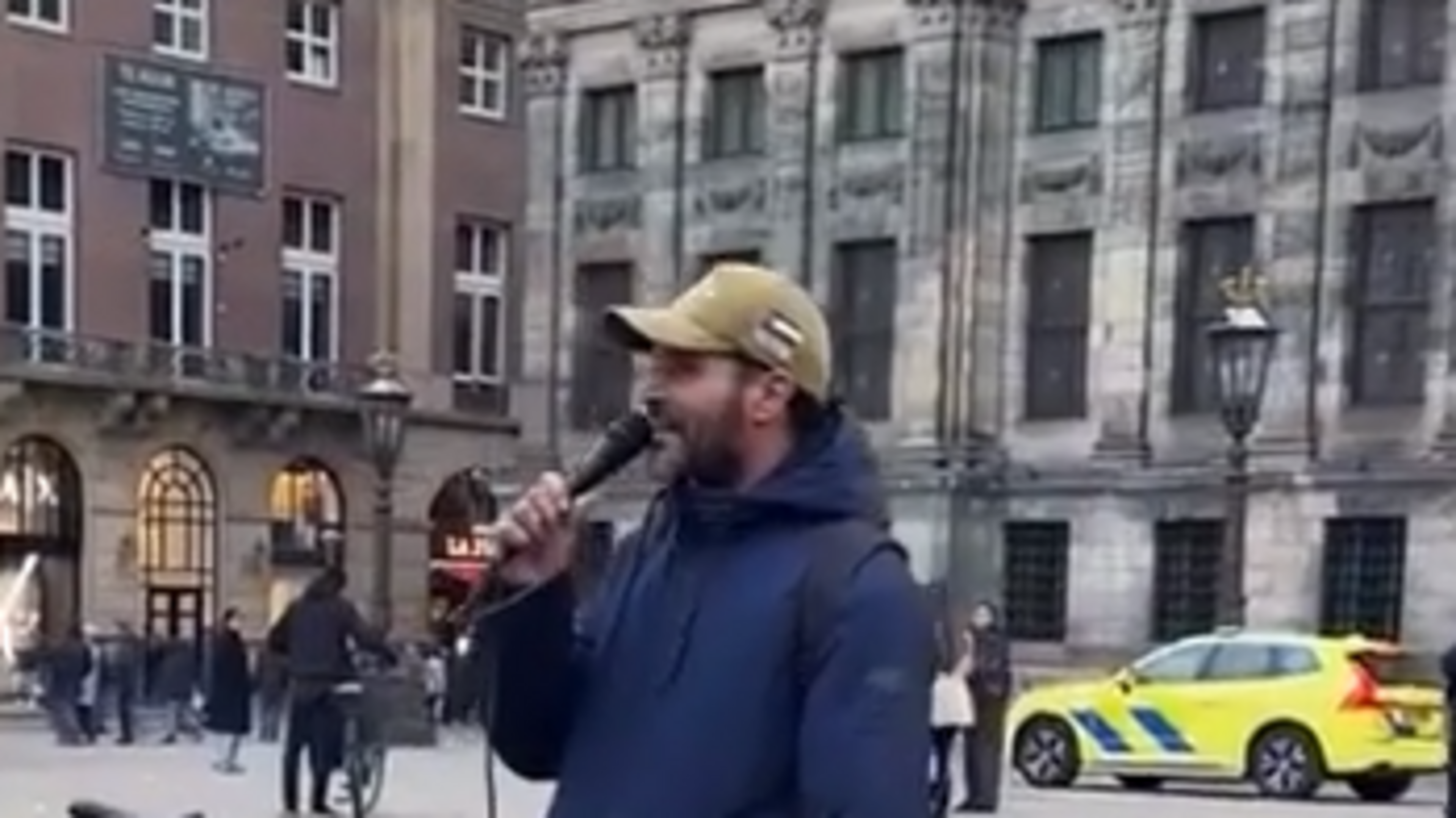 Woede om antisemitische speech over ’kankergezwel’ op de Dam, spreker door het lint als De Telegraaf hem confronteert: ’Sterf! Sterf!’