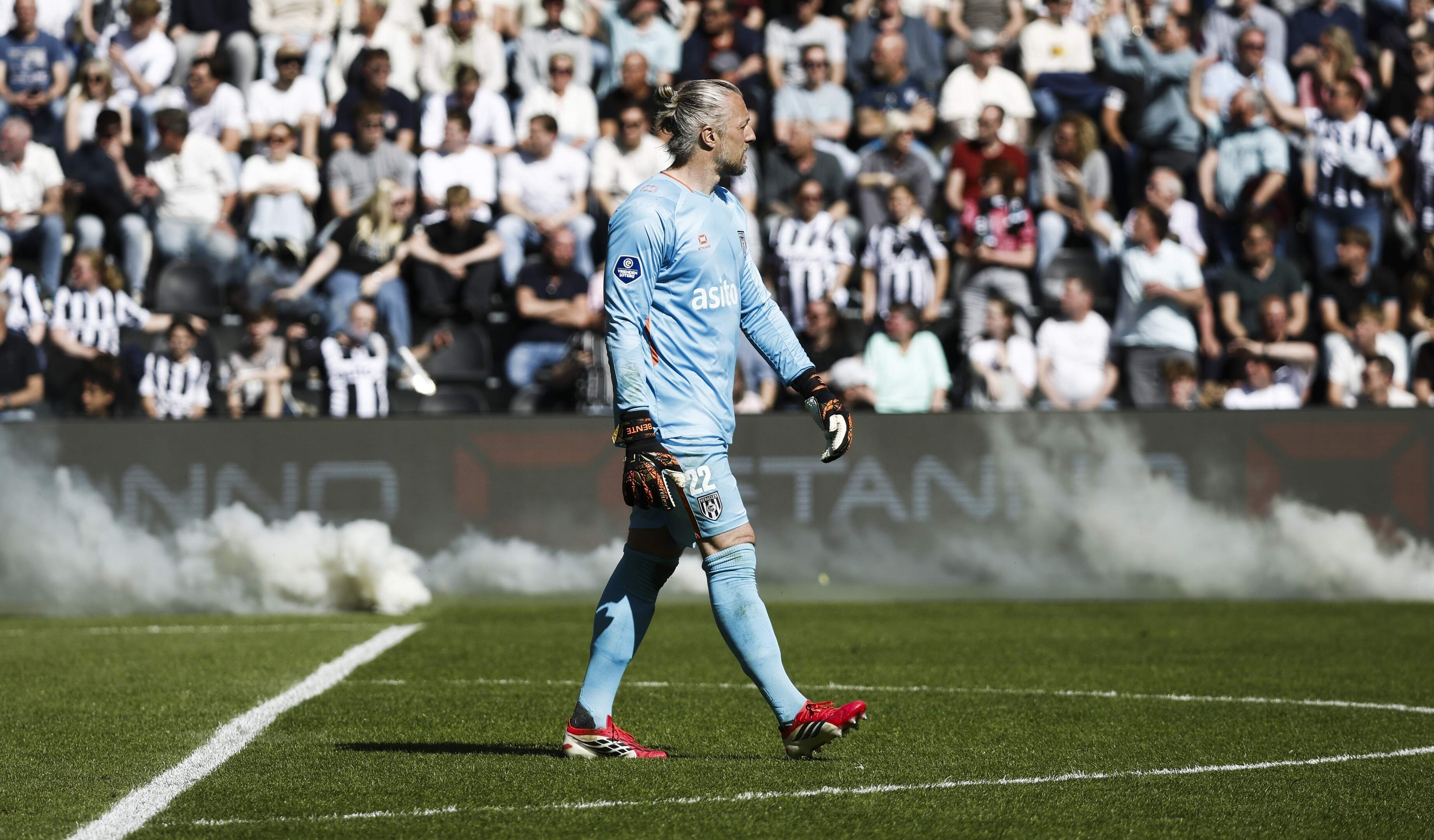 Zwarte dag Heracles: club degradeert uit Eredivisie, fans gooien vuurwerk op het veld