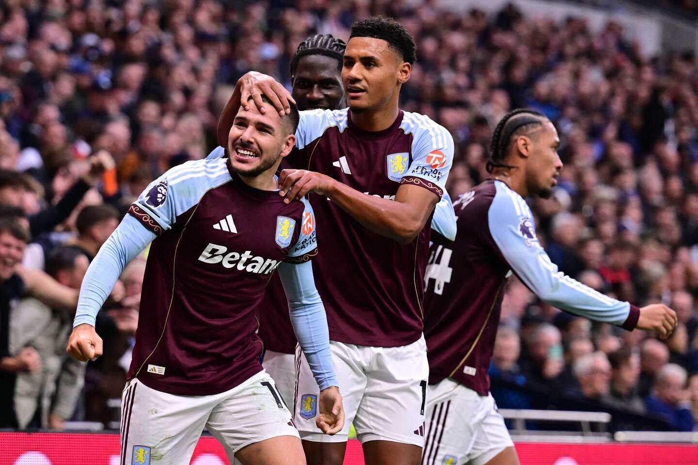Emiliano Buendia maakte de winnende voor Aston Villa.Emiliano Buendia maakte de winnende voor Aston Villa.
