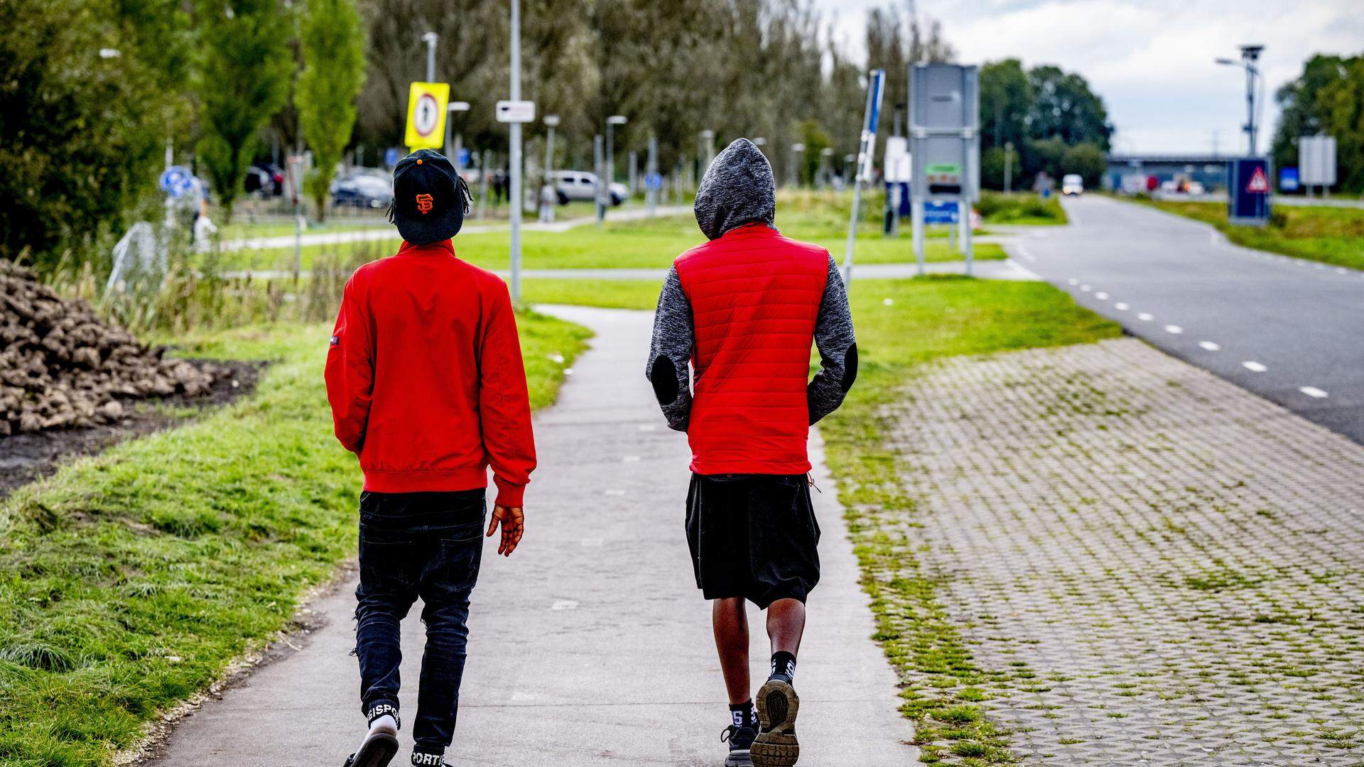 Asielzoekers bij het aanmeldcentrum in Ter Apel. Met twee asielwetten wil het kabinet ’grip op migratie’, maar het is afwachten of dat lukt.