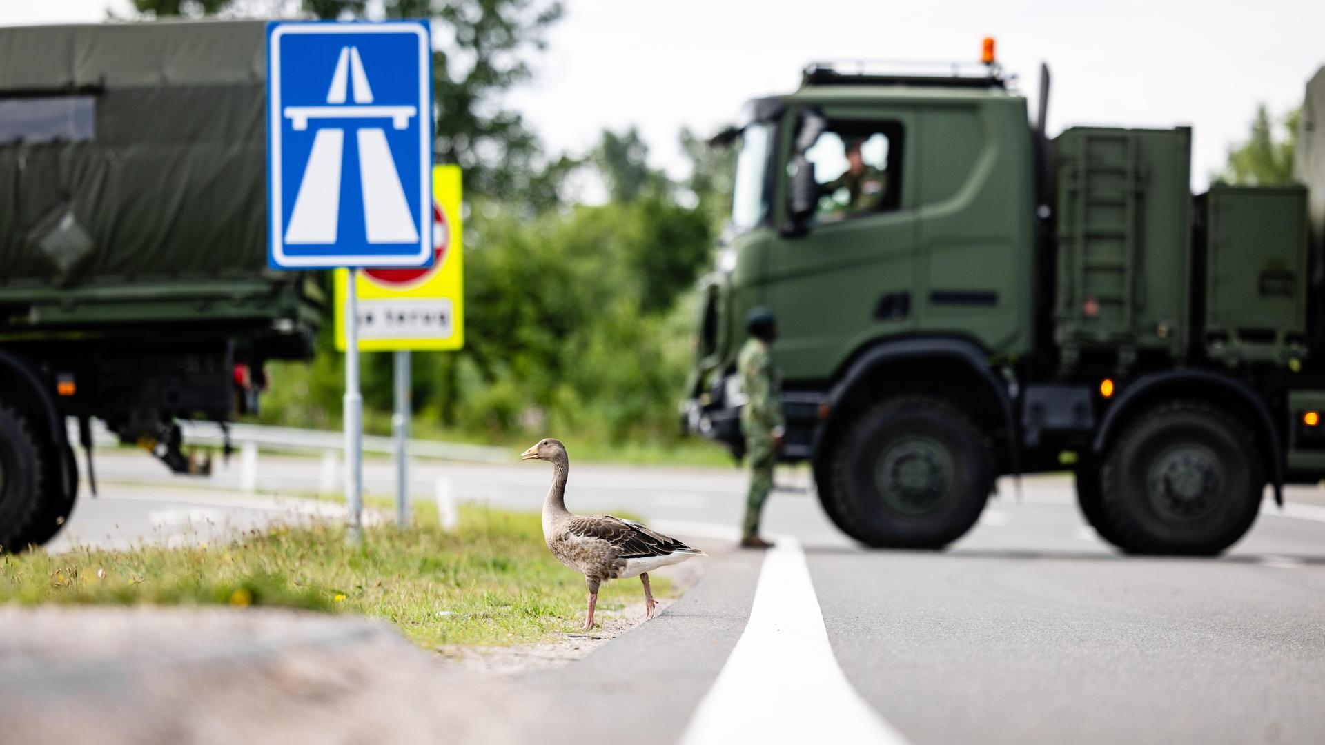 Een afgesloten oprit van de A44 in Leiden in aanloop naar de NAVO-top.