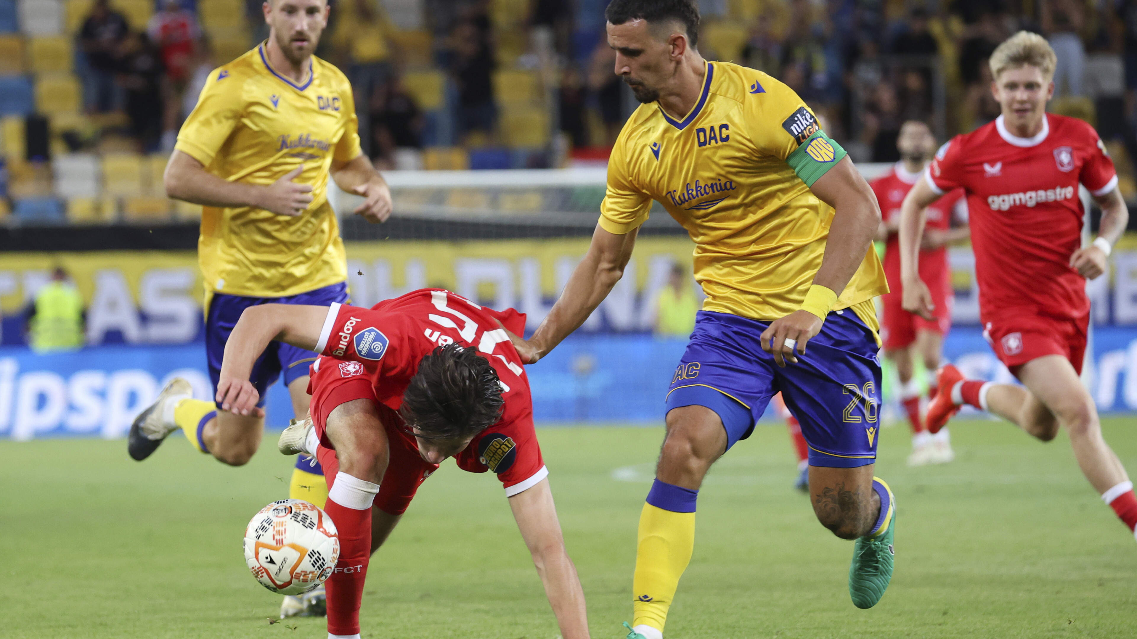 LIVE Conference League | Blamage: FC Twente in slotfase achter tegen DAC 1904