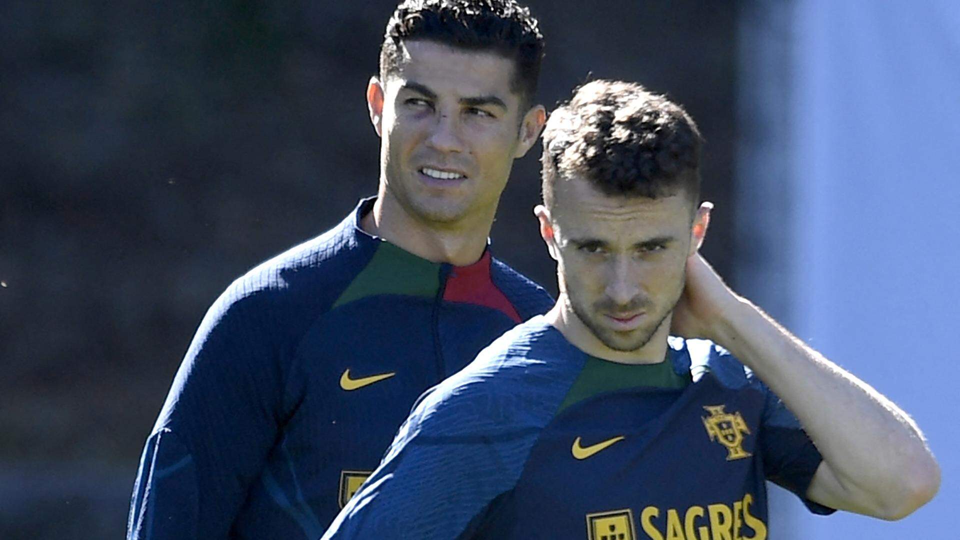 Cristiano Ronaldo (L) met Diogo Jota.