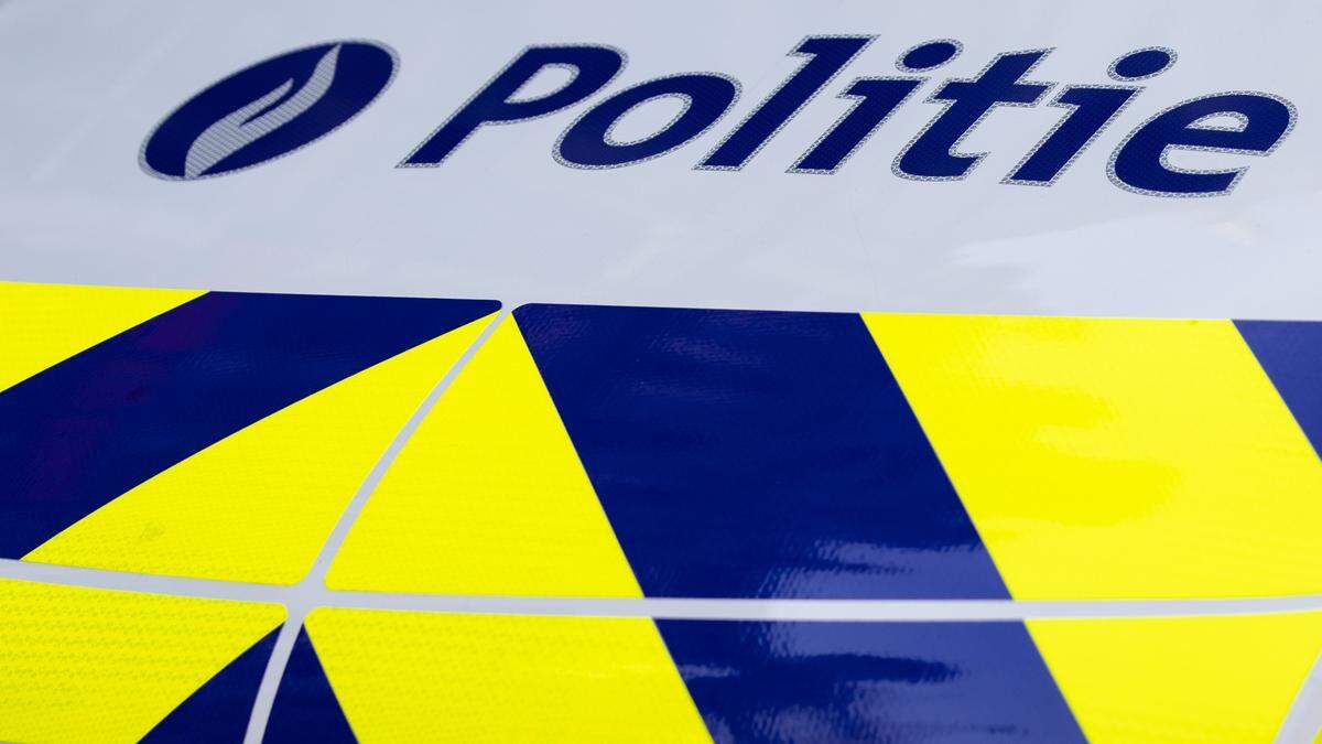 Persoon overleden en twee gewonden bij mesaanval in bus Antwerpen, verdachte gearresteerd