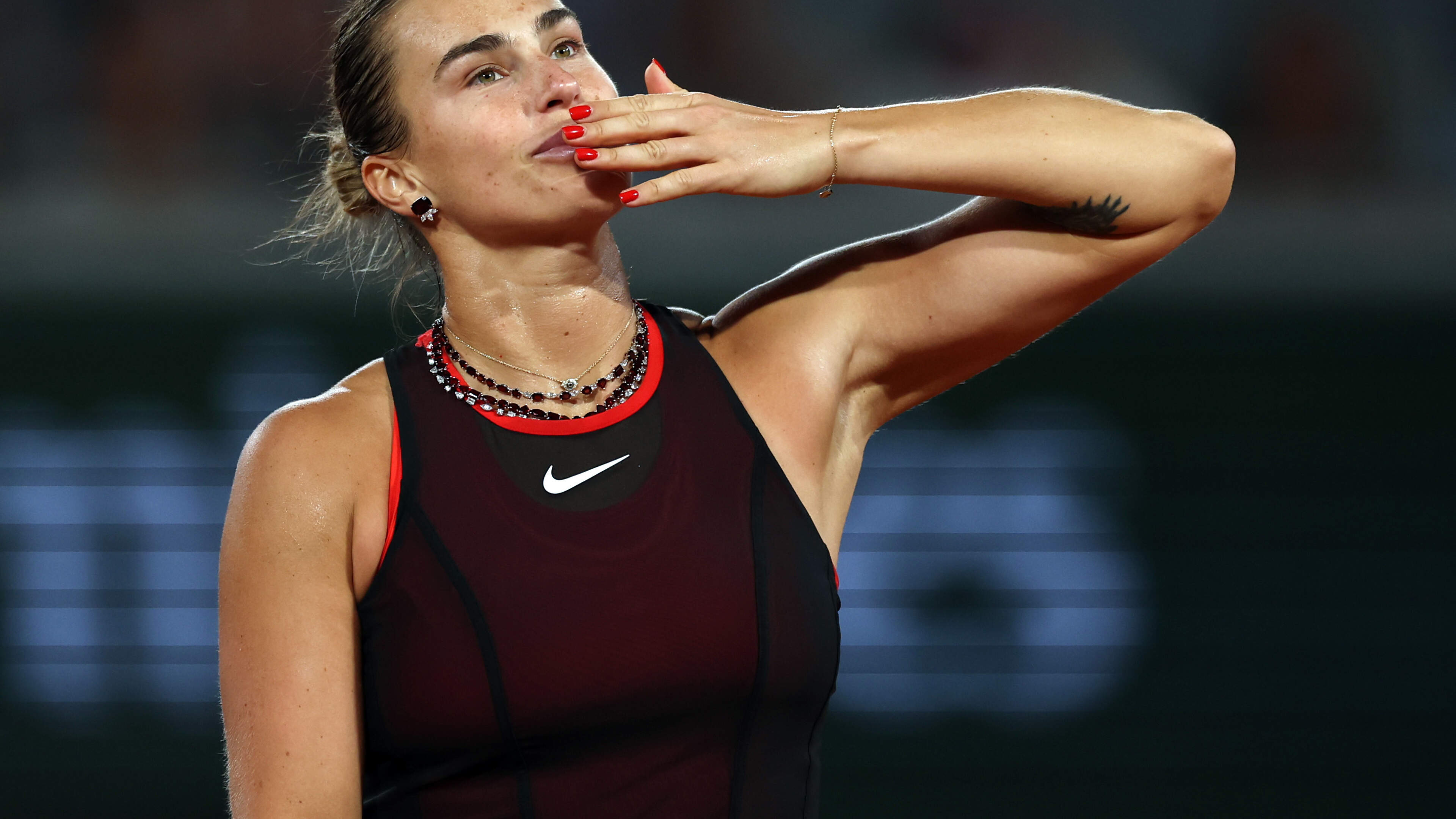 Aryna Sabalenka verslaat Naomi Osaka en bereikt kwartfinale op Roland Garros