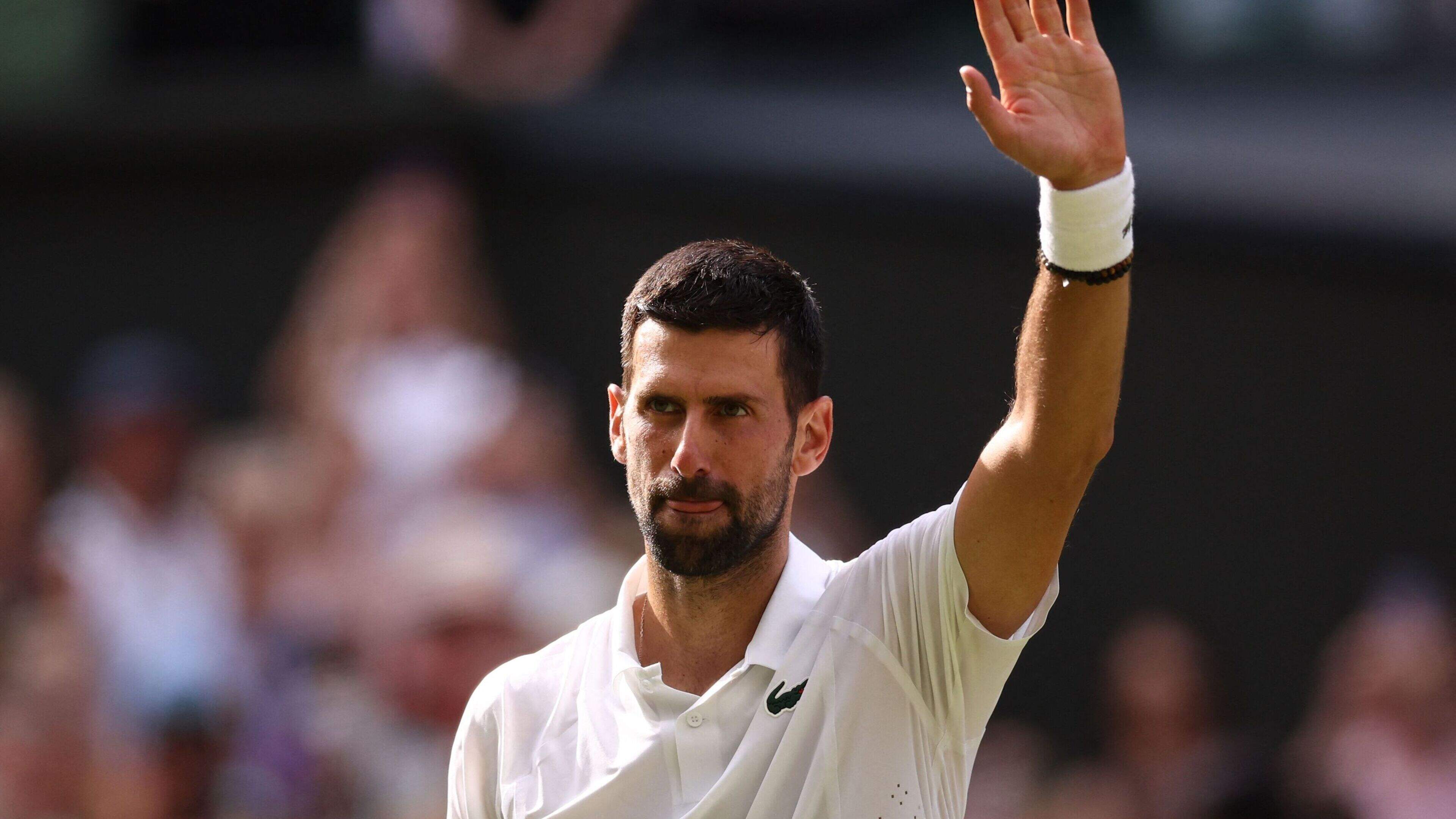 Novak Djokovic na moeizame eerste set uiteindelijk overtuigend eerste kwartfinalist op Wimbledon