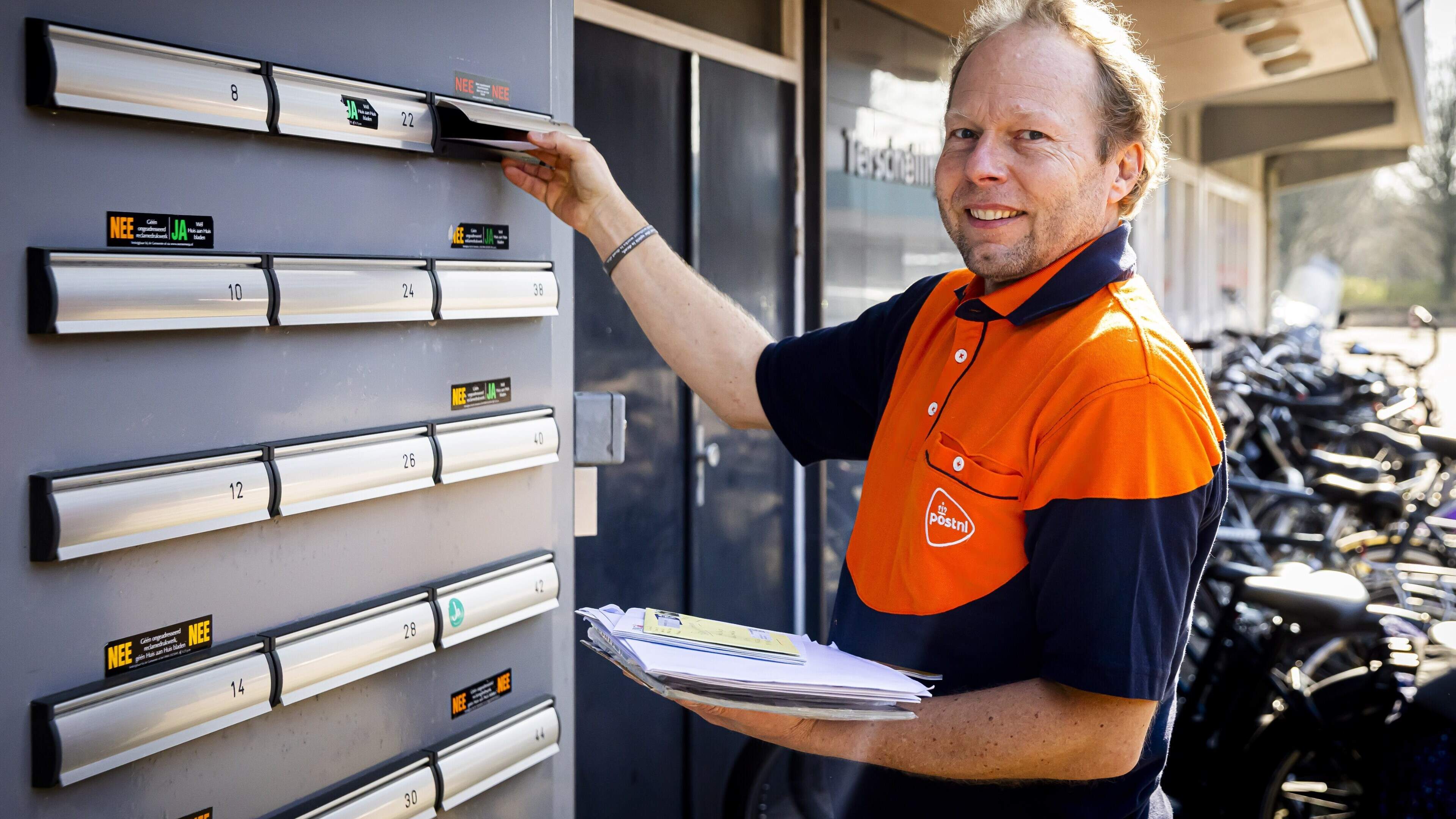 Noodlijdend PostNL vraagt om subsidie, maar aandeelhouders strijken miljoenen op