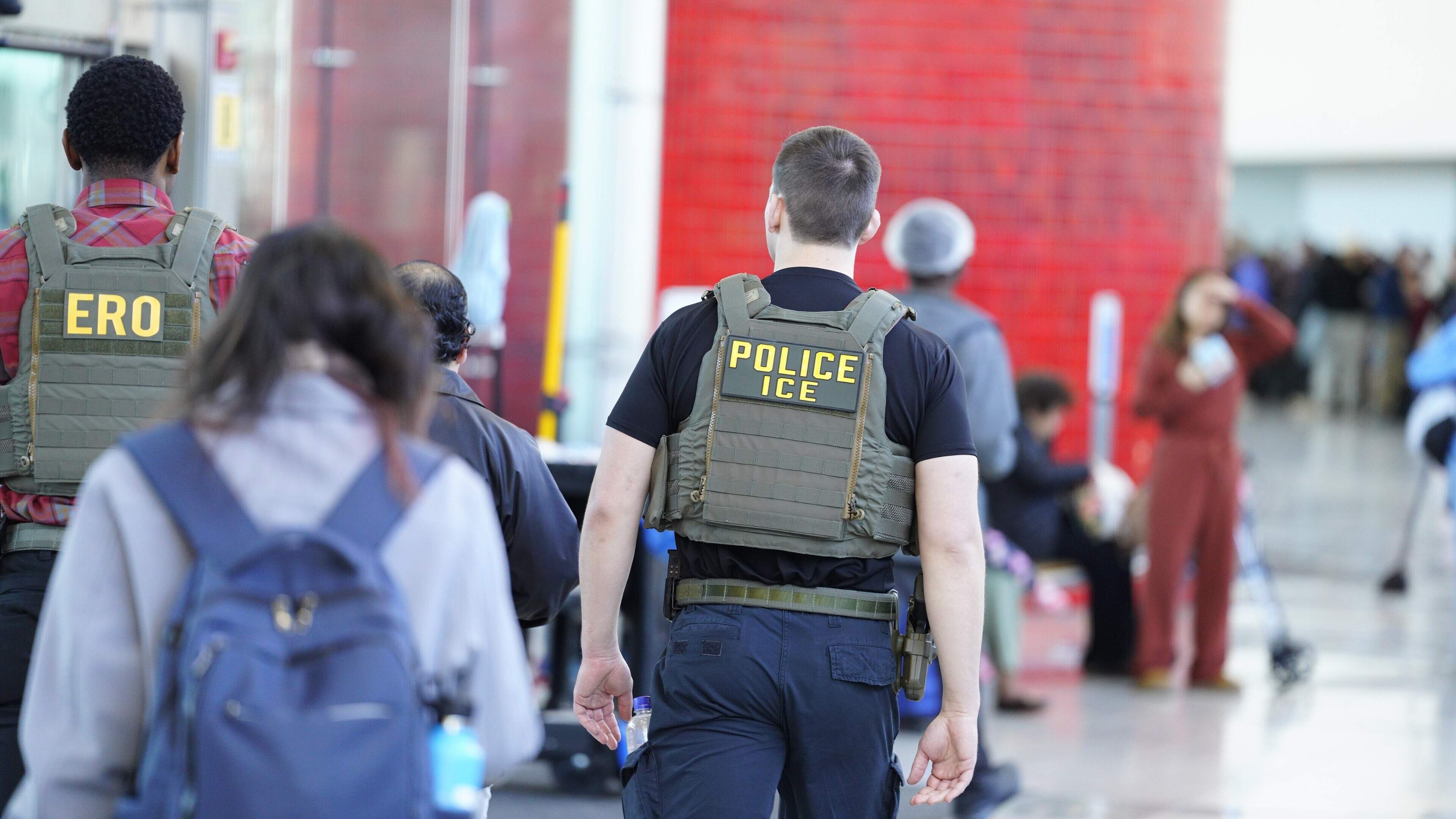 Hoogbejaarde weduwe terug in Frankrijk na arrestatie door ICE