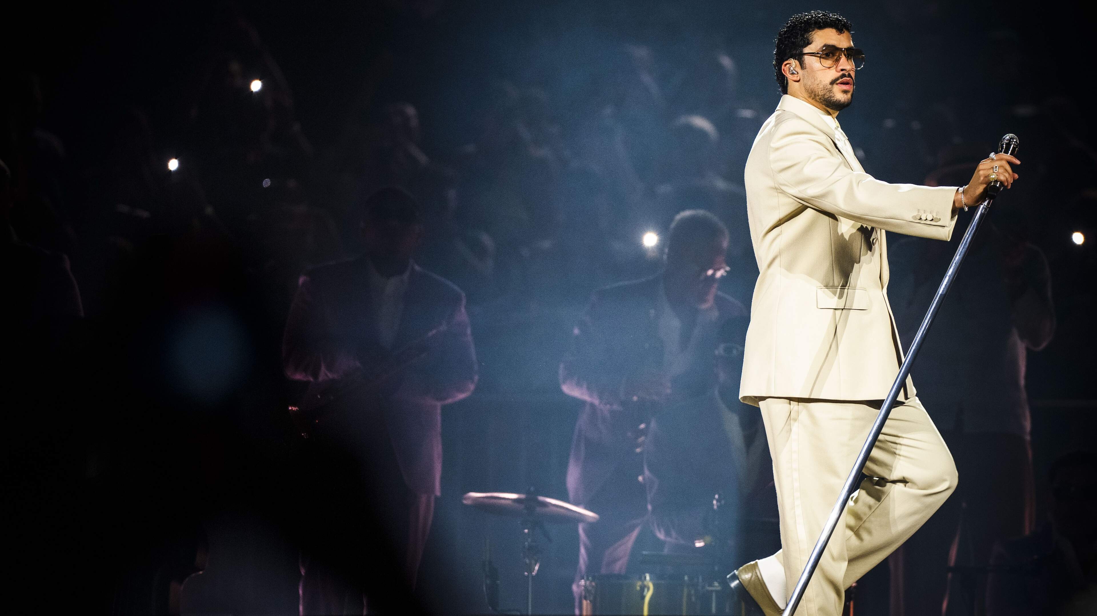 Bloedheet Gelredome ontploft: Bad Bunny verandert Arnhem in Latijns feestparadijs