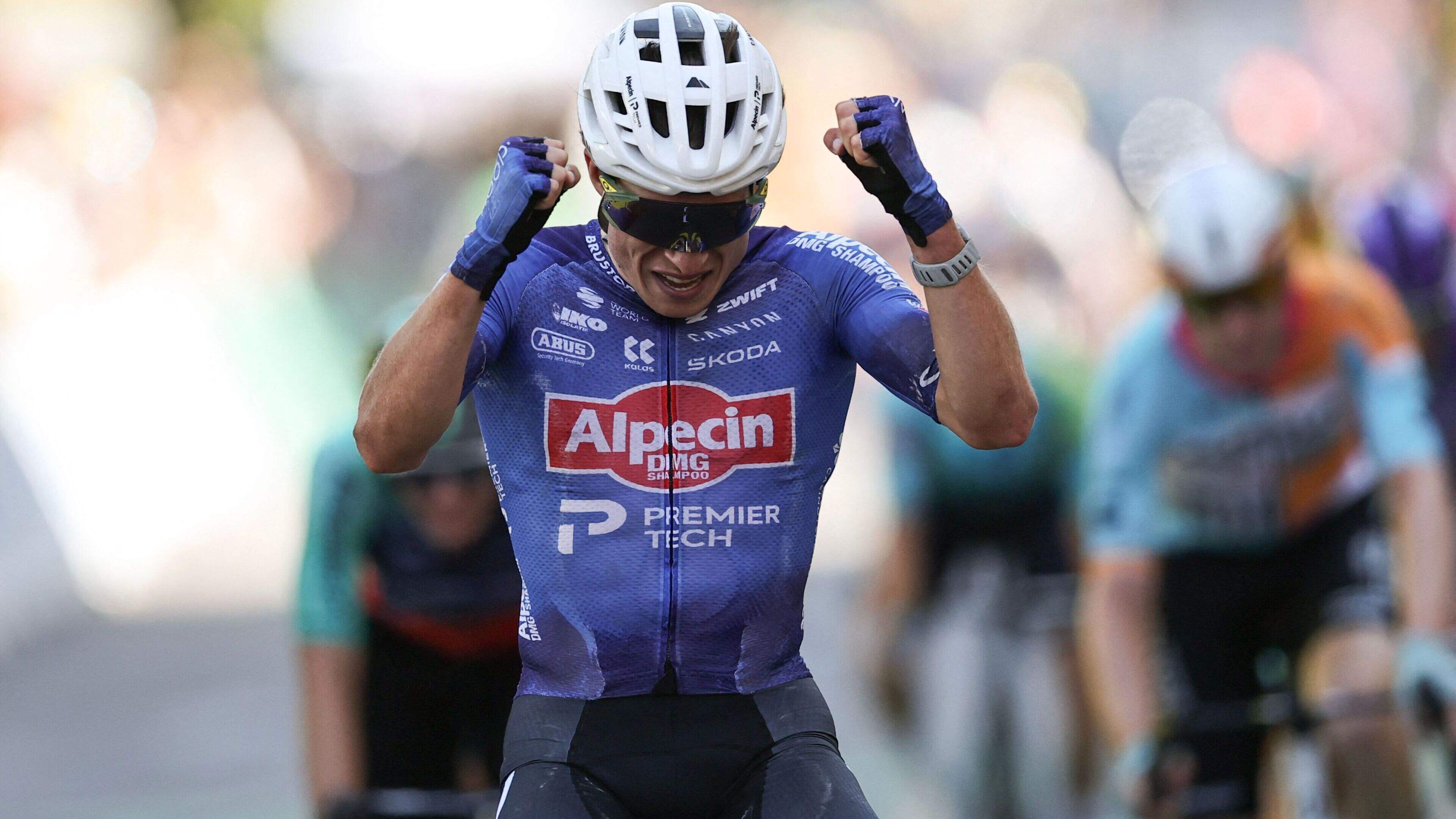 Mathieu van der Poel leidt met geweldige lead-out langverwachte Tour de France-ritzege Jasper Philipsen in