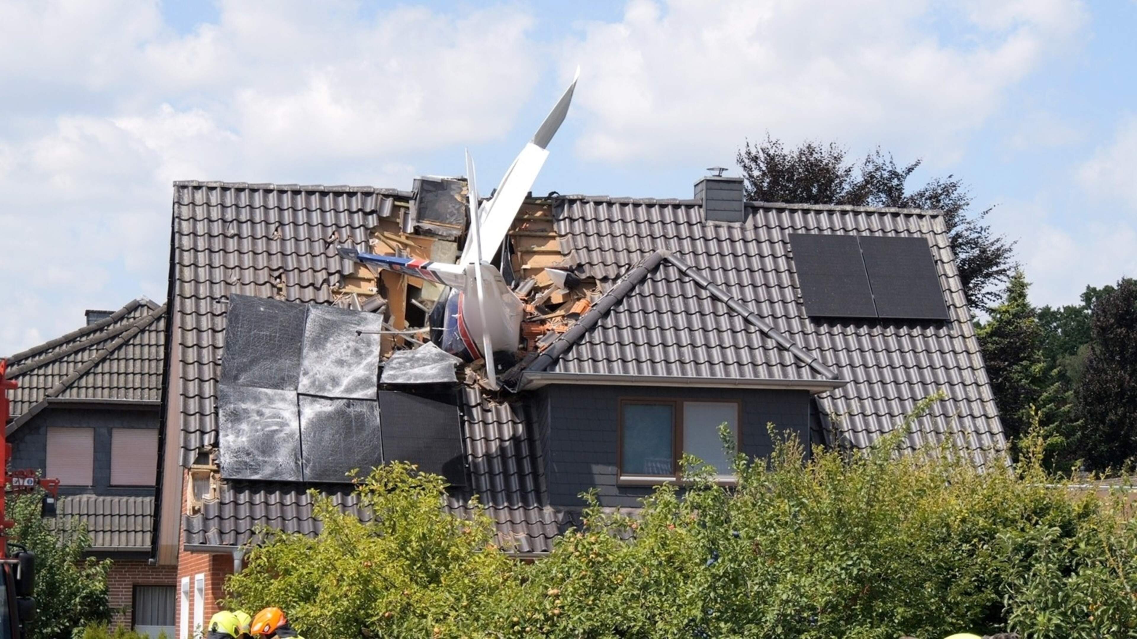 Vliegtuigje stort neer op huis in Duitsland: ’Inzittenden om het leven gekomen’