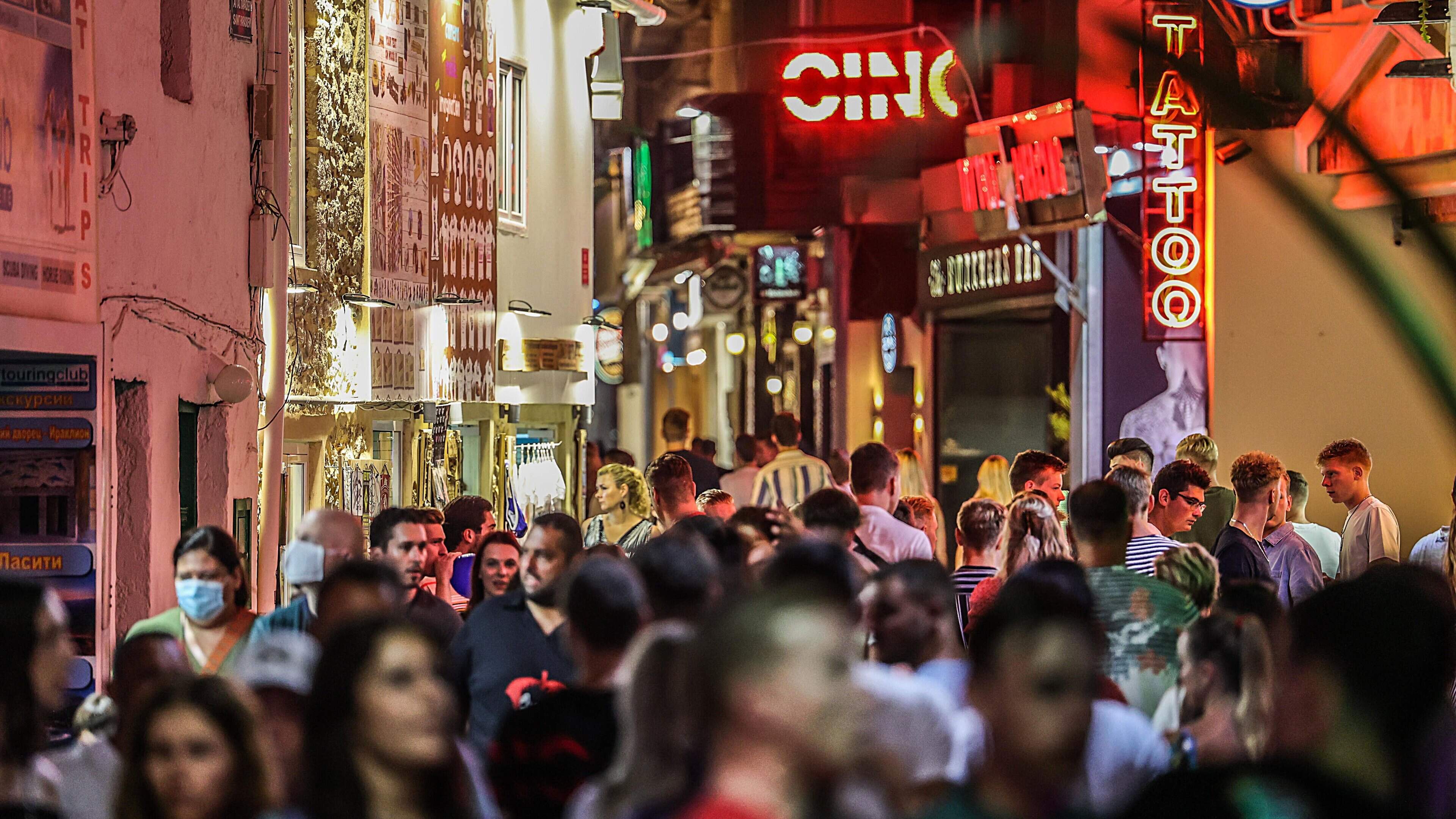’Nederlandse toerist gearresteerd op Kreta na mishandeling vriendin in hotel, brengt de nacht door achter tralies’