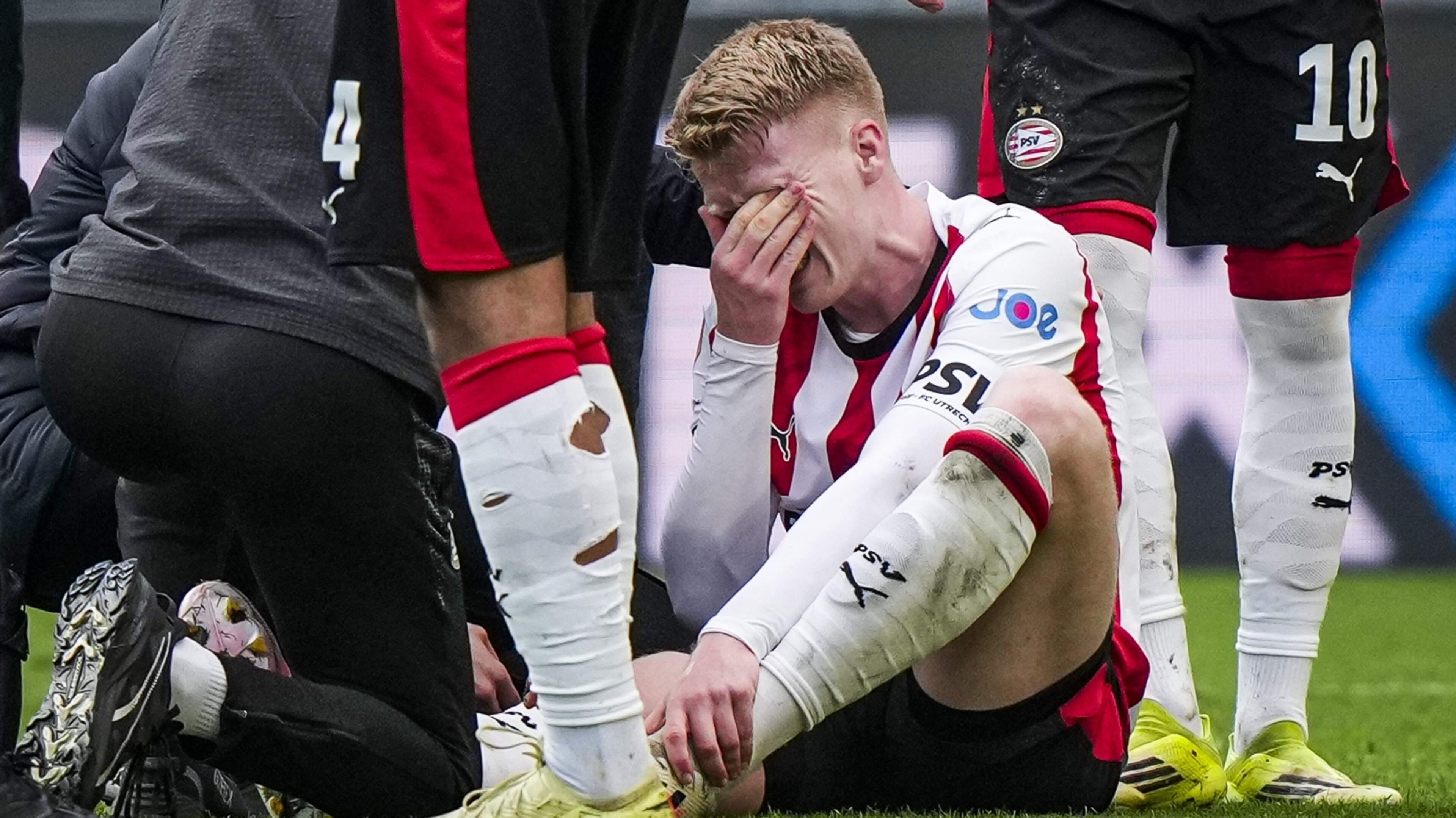 Jerdy Schouten na rampzalige diagnose toch op krukken bij kampioensfeestje PSV