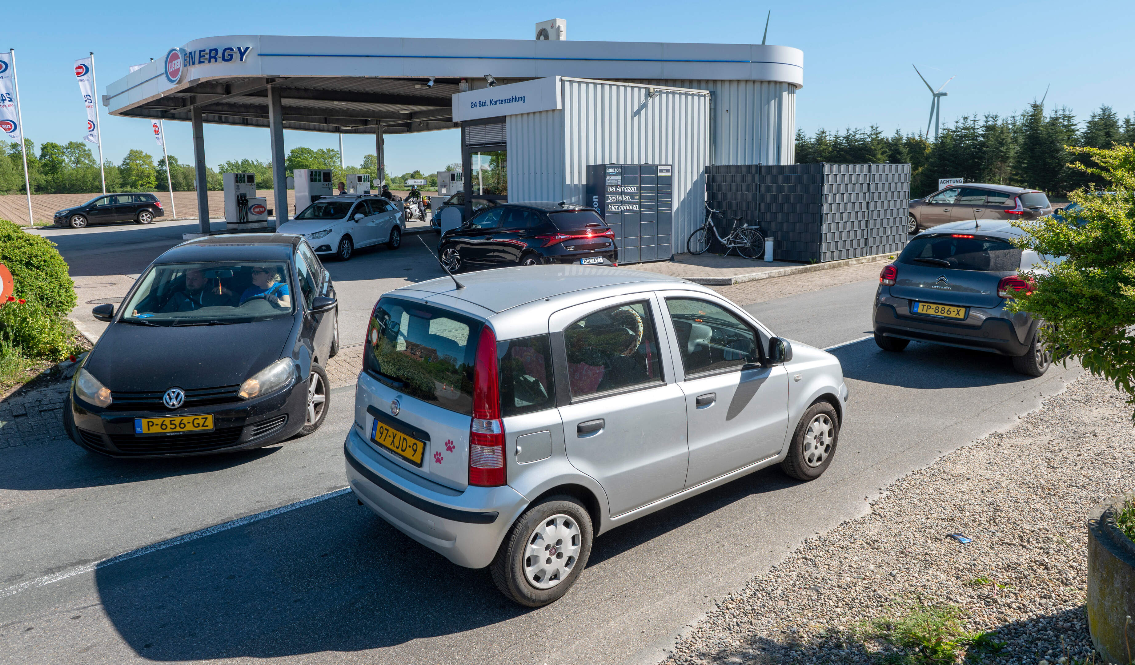 Gele kentekens zorgen voor chaos bij Duitse tankstations op dag van accijnsverlaging op benzine: ’Ik bespaar toch even 15 euro’