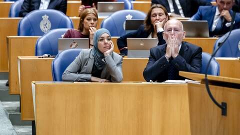 Esmah Lahlah, hier naast de inmiddels vertrokken partijleider Frans Timmermans, wilde óók het parlement verlaten.