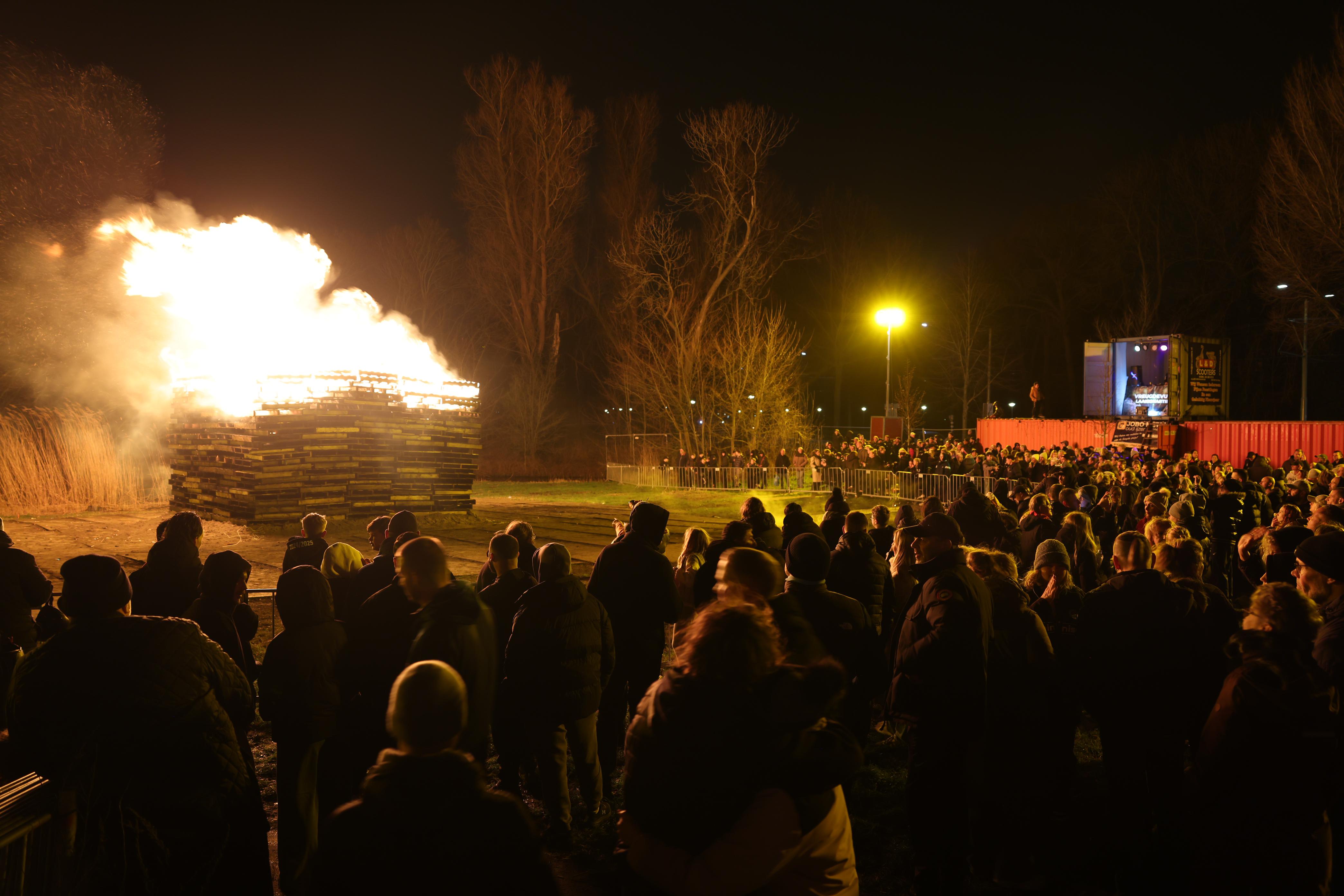 LIVE | Vreugdevuren Duindorp en Scheveningen ontstoken: ’Gaat lekkâh hier!’