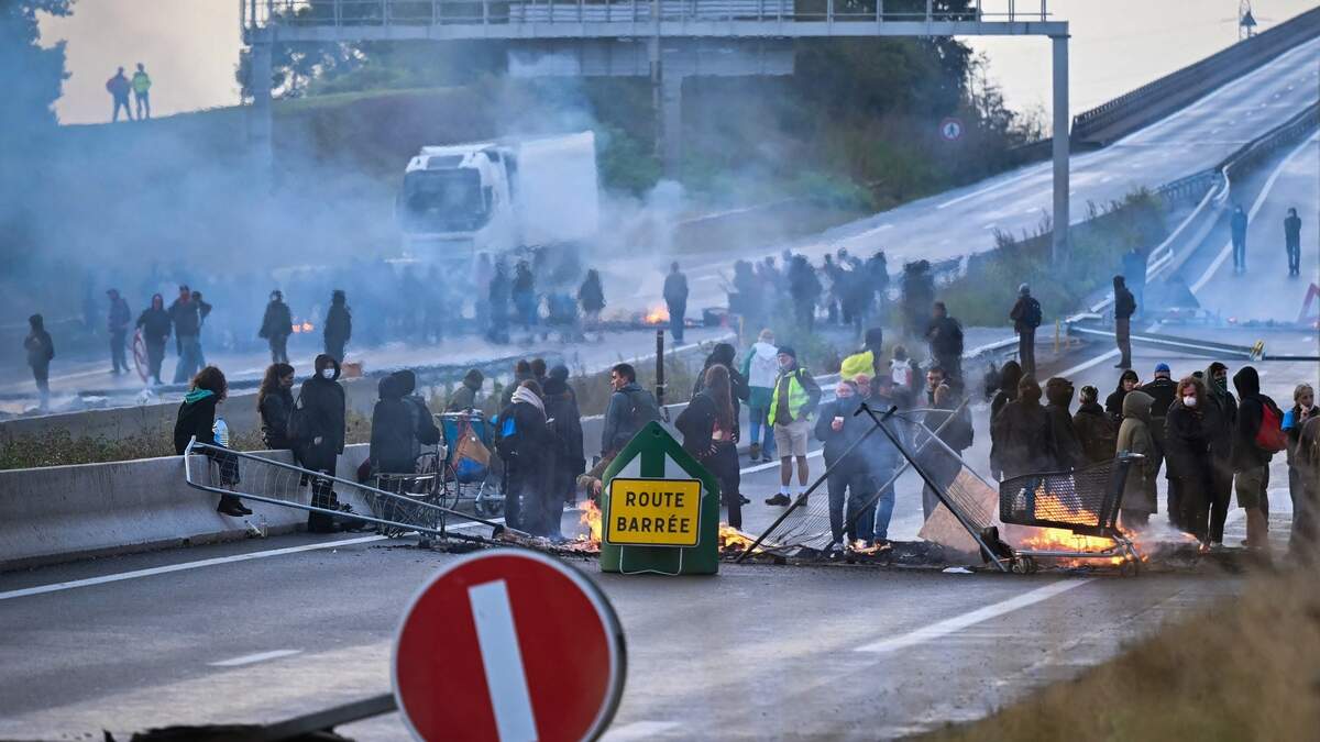 抗議したフランスでの封鎖と逮捕「bloquons tout」