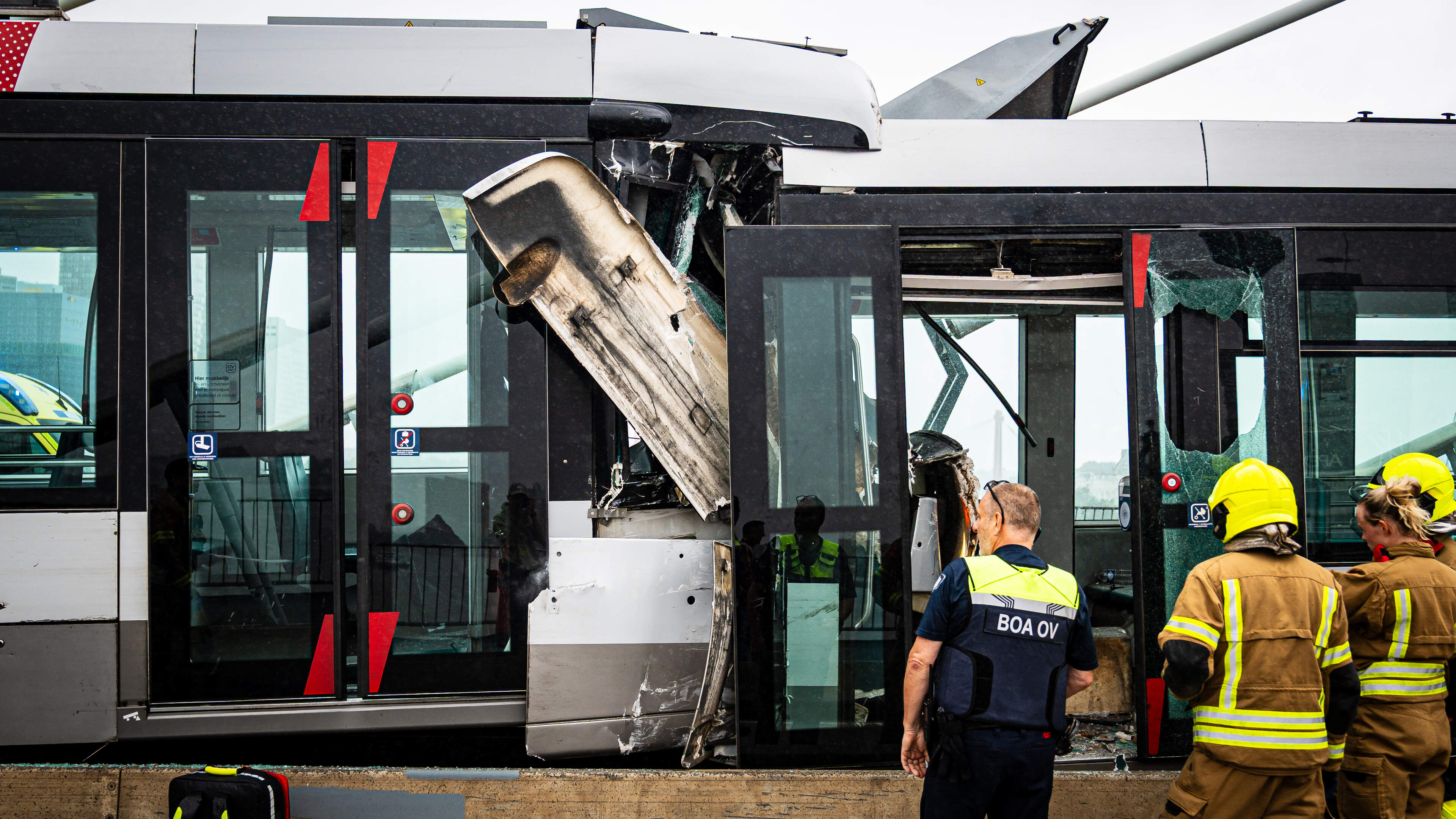 Botsing twee trams op de Erasmusbrug in Rotterdam, 18 gewonden van wie 2 zwaargewond