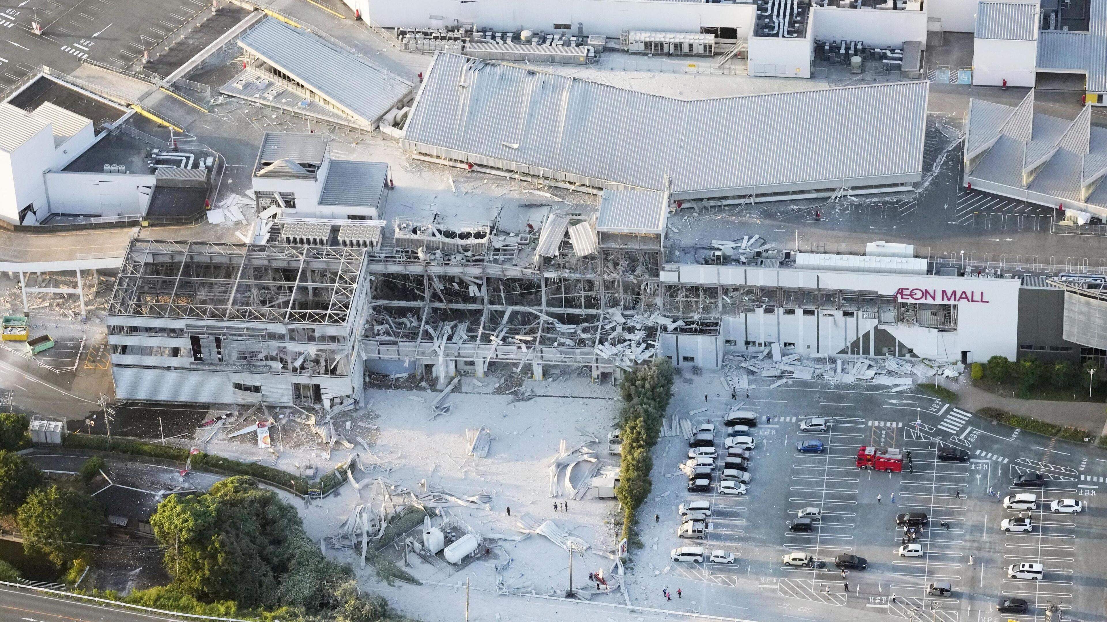 Aardbeving Japan: vermisten in fabriek, mensen zitten vast in winkelcentrum