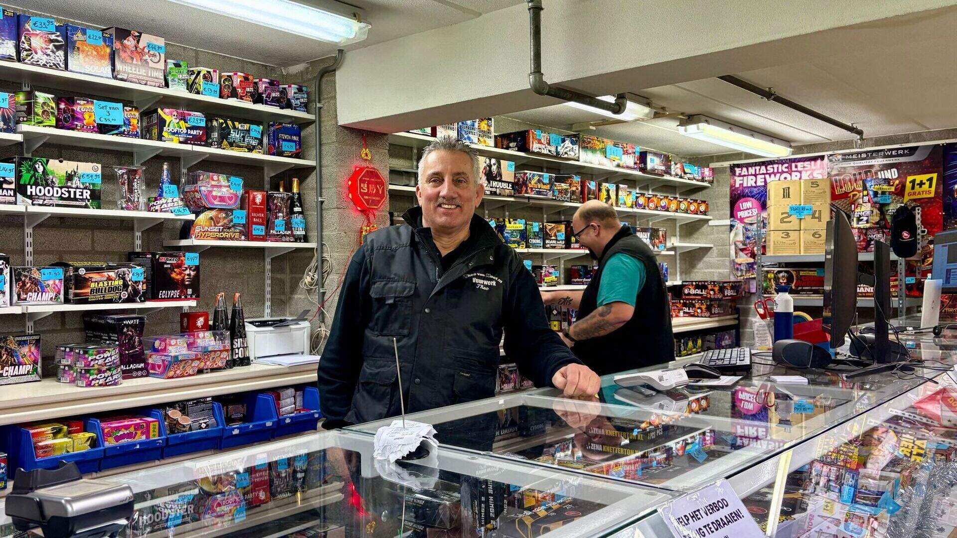 Vuurwerkondernemer Theo van Huet uit Pannerden is er helemaal klaar mee en wil gewoon gaan verkopen.